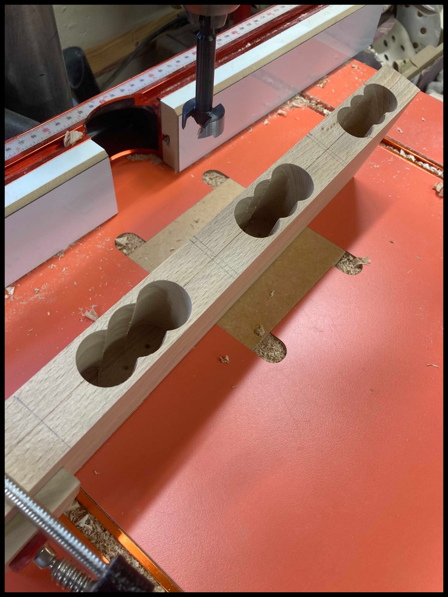 Étape de fabrication artisanale d’une  série de 3 enceintes passive en bois massif