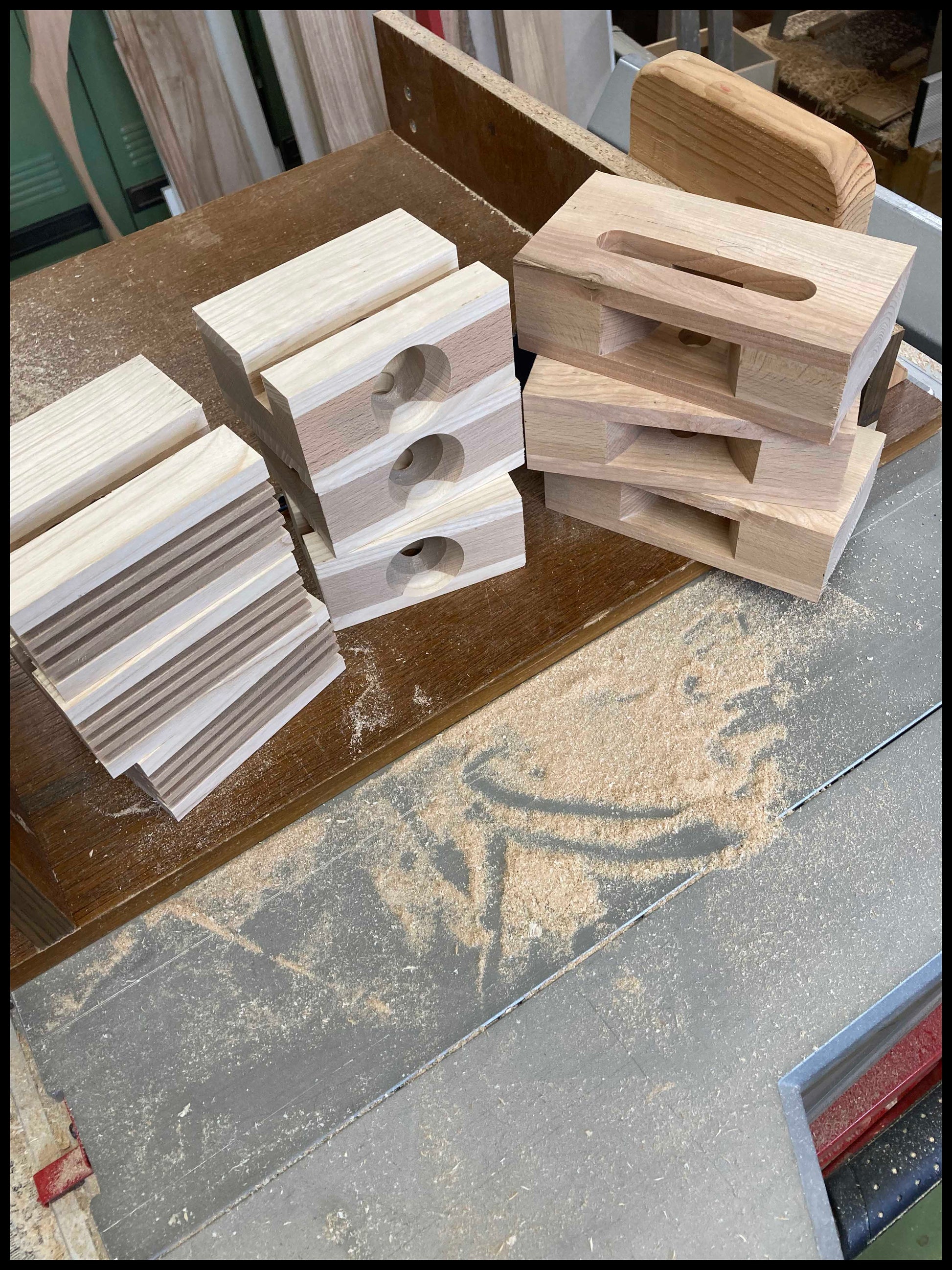 Étape de fabrication artisanale de plusieurs modèles d'enceintes passive en bois massif