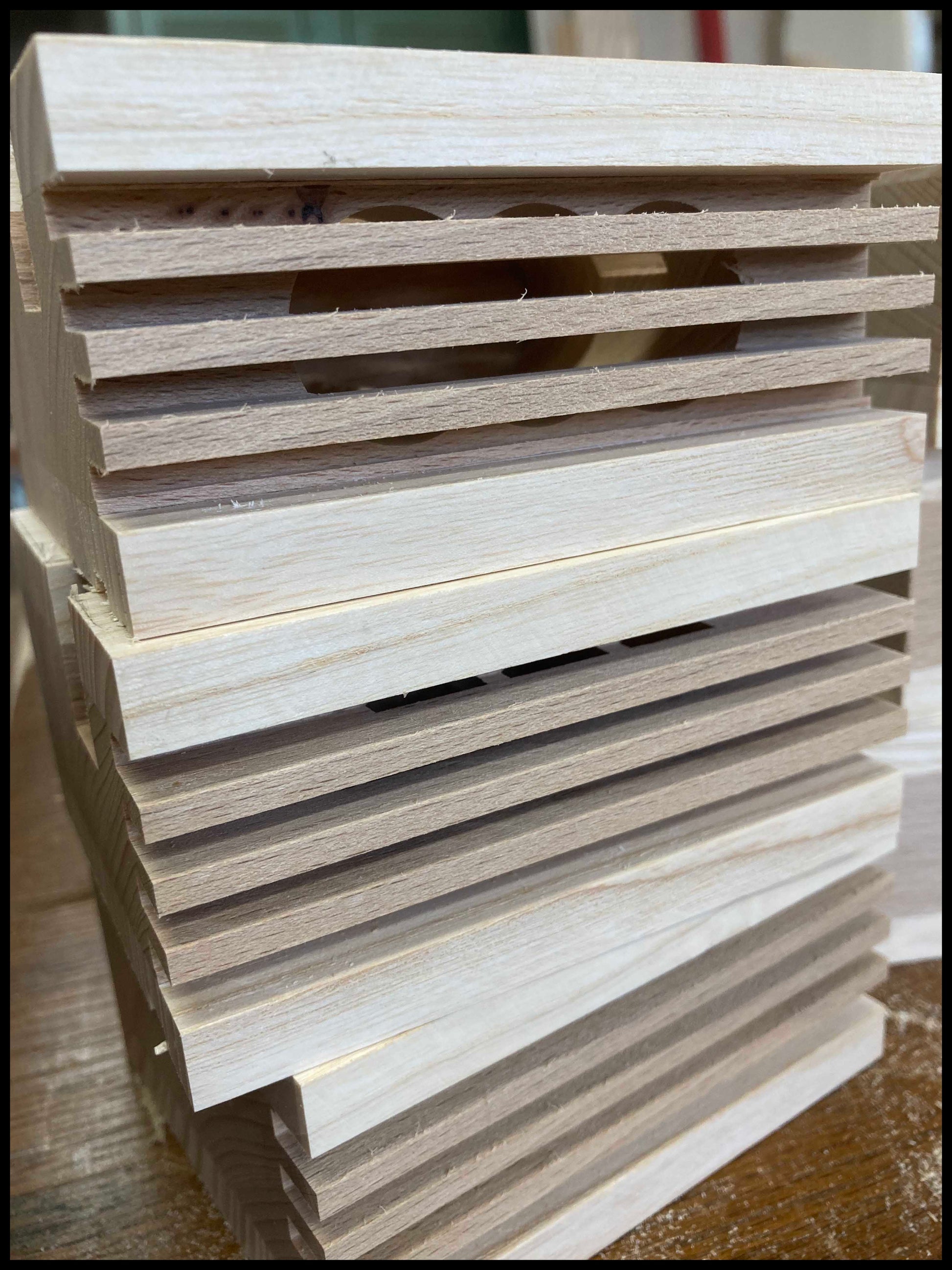 Étape de fabrication artisanale d’une enceinte passive en bois massif |