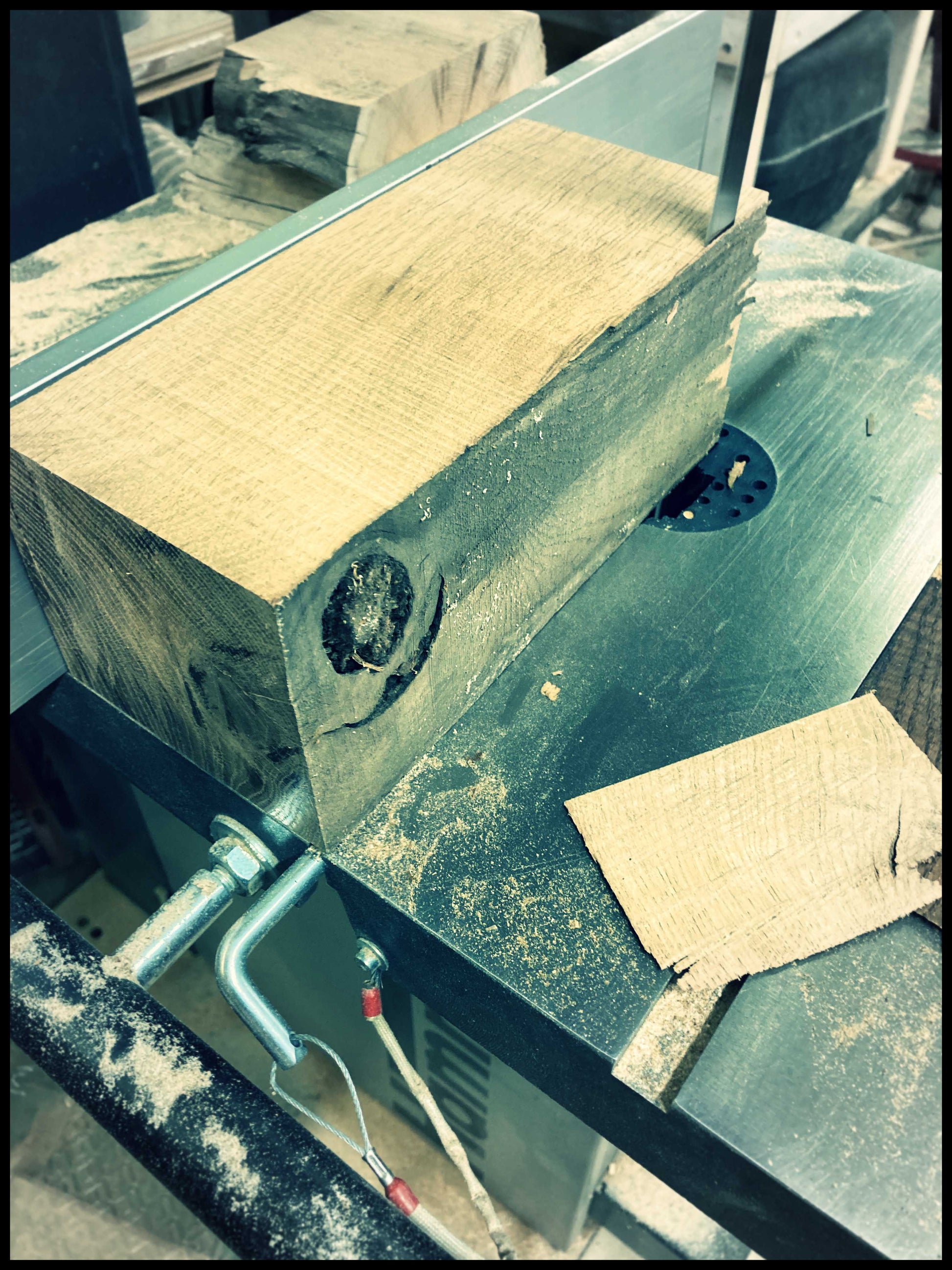 Étape de fabrication d’une lampe Edison en chêne massif dans l’atelier, mise à l'équerre