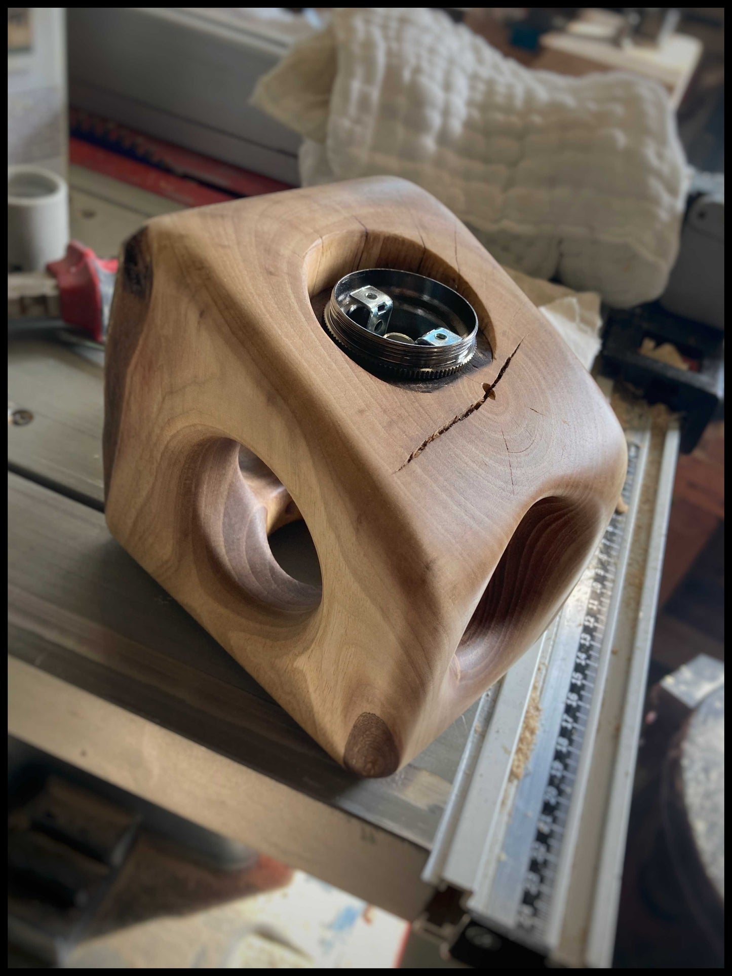 Étape de fabrication d’une lampe en noyer massif dans l’atelier, finition et appareillage