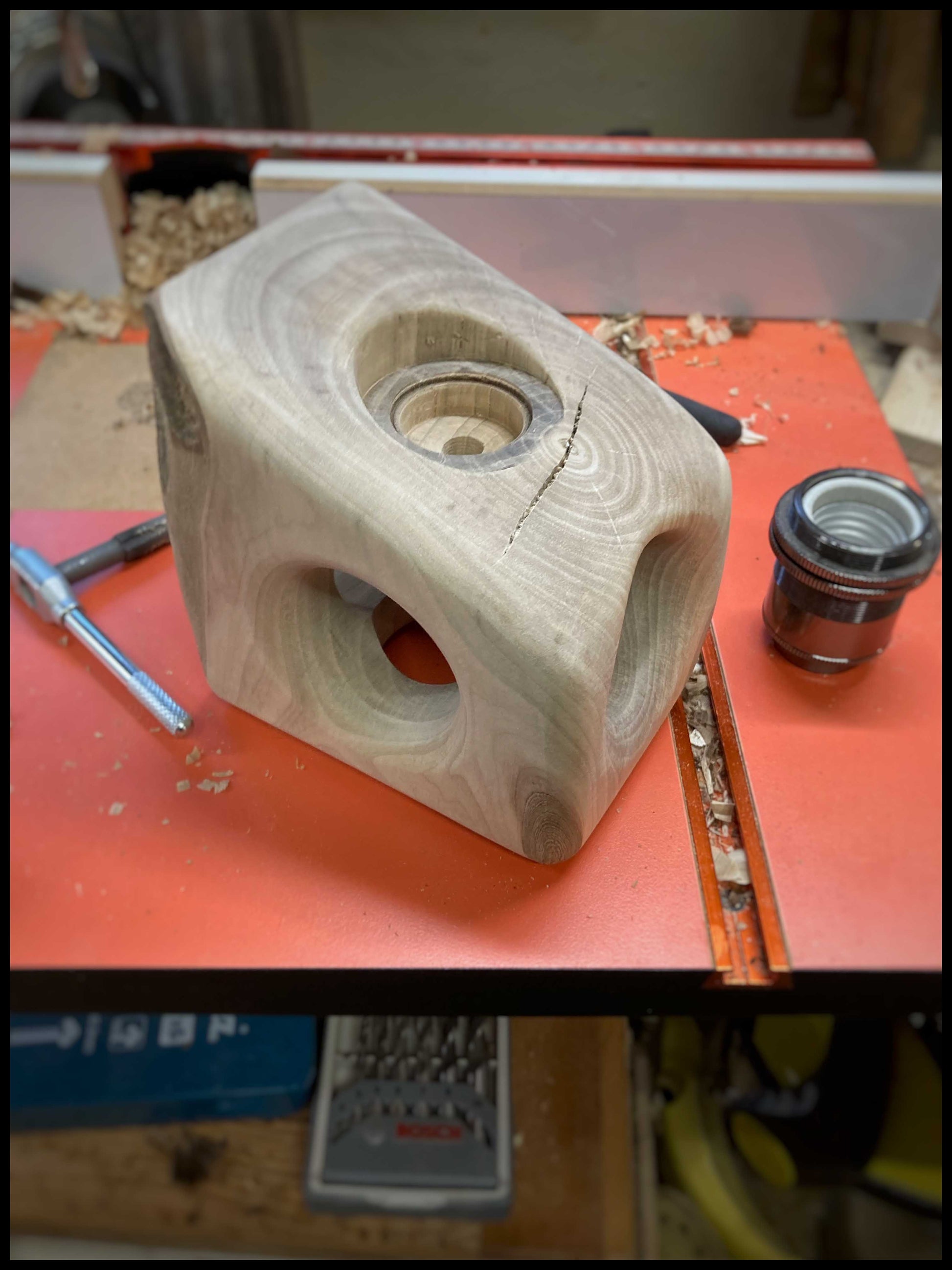 Étape de fabrication d’une lampe en noyer massif dans l’atelier, ponçage