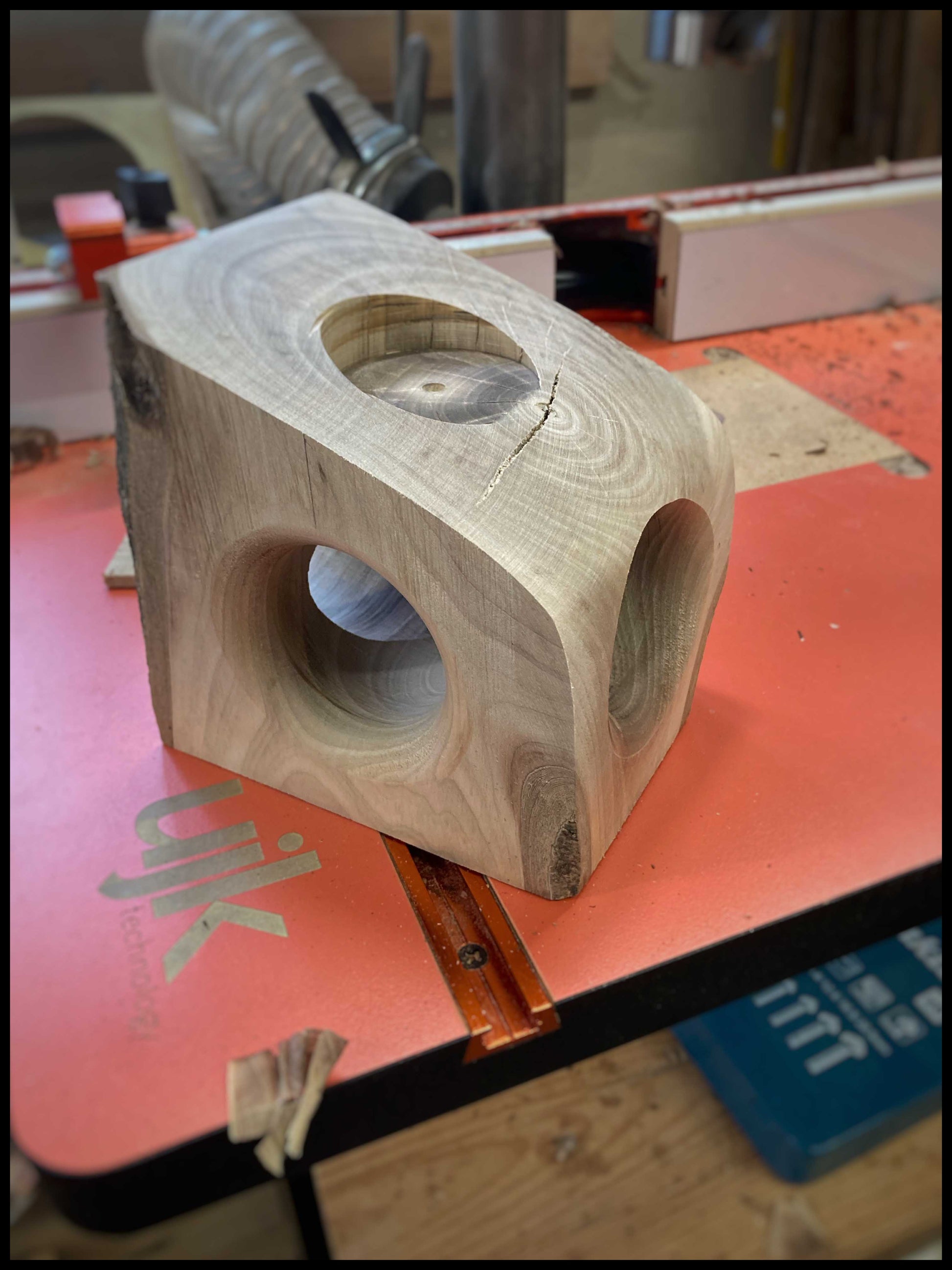 Étape de fabrication d’une lampe en noyer massif dans l’atelier, mise en forme