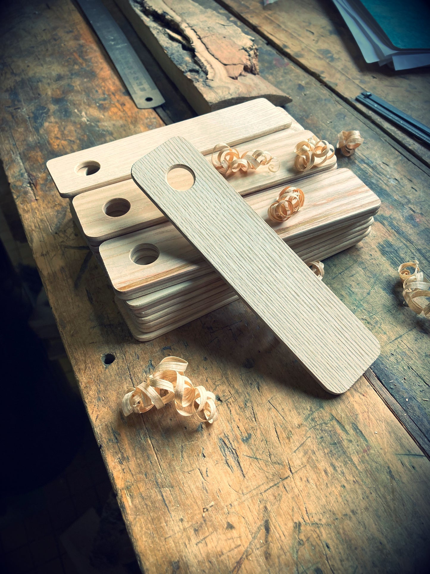 Détail des planchettes pour la fabrication des marque-pages en frêne, marque-pages brutes