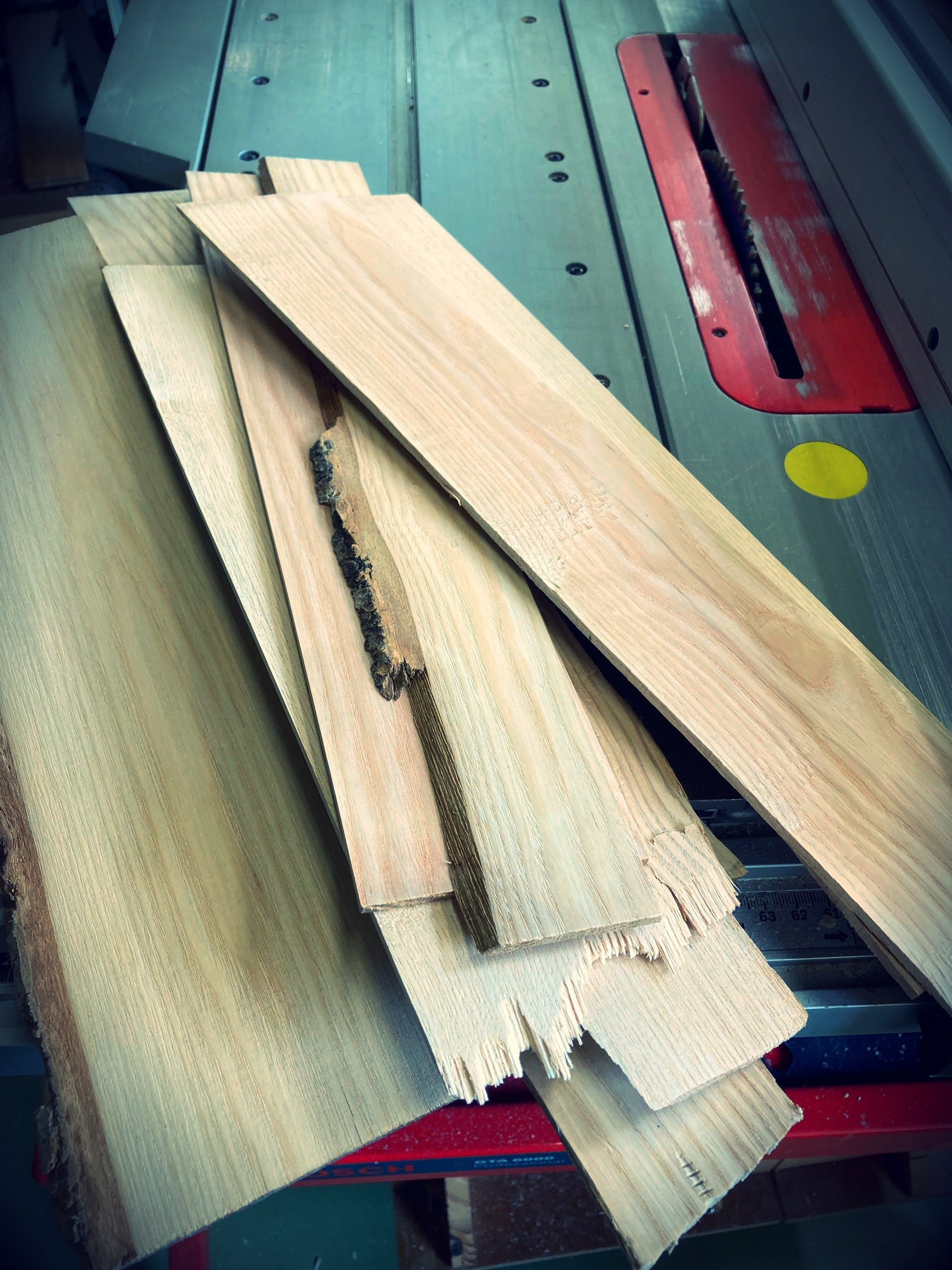 Détail des planchettes pour la fabrication des marque-pages en frêne