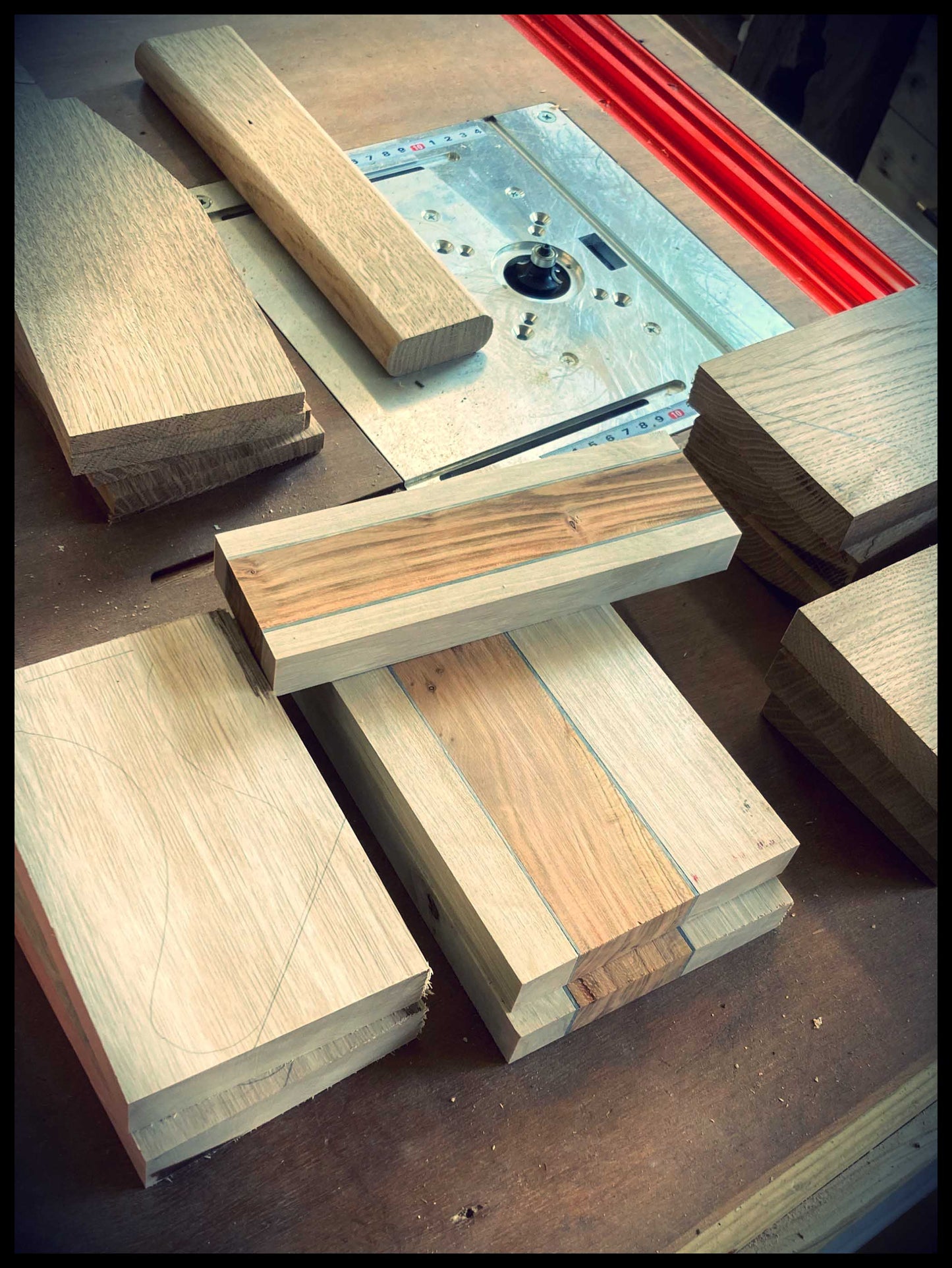 Étape de fabrication d’une station en bois massif dans l’atelier, collage