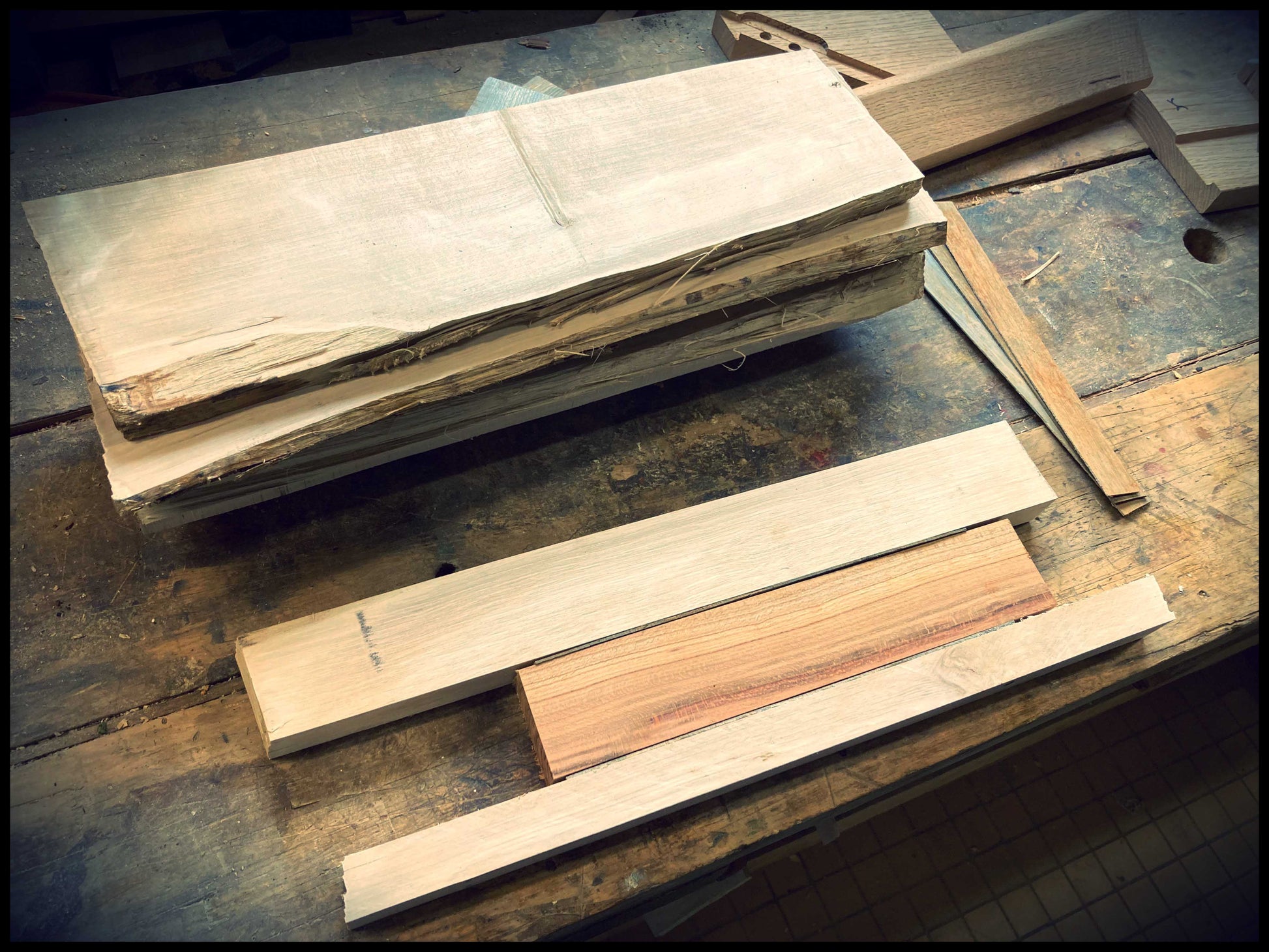 Étape de fabrication d’une station en bois massif dans l’atelier, assemblage