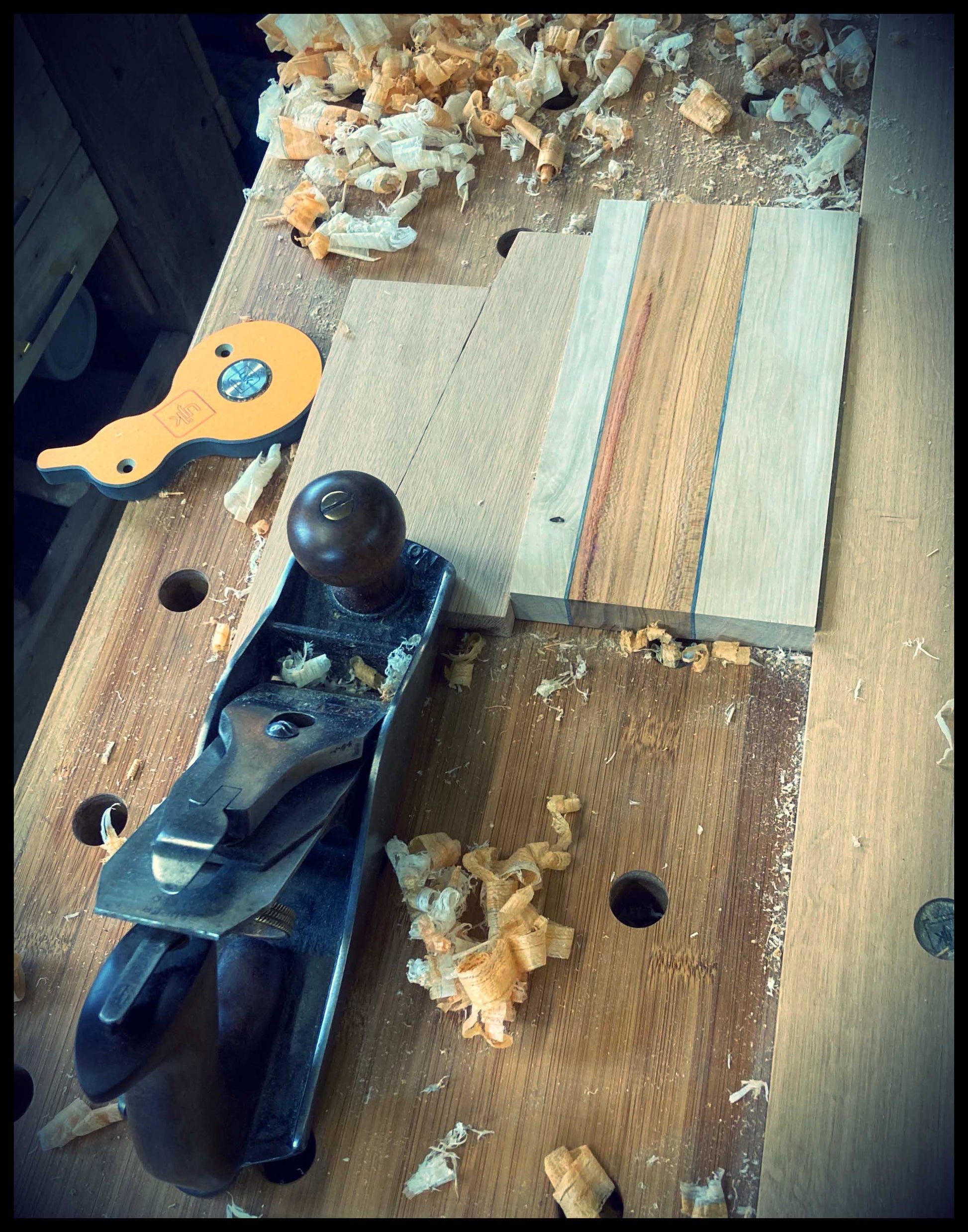 Étape de fabrication d’une station en bois massif dans l’atelier, rabotage