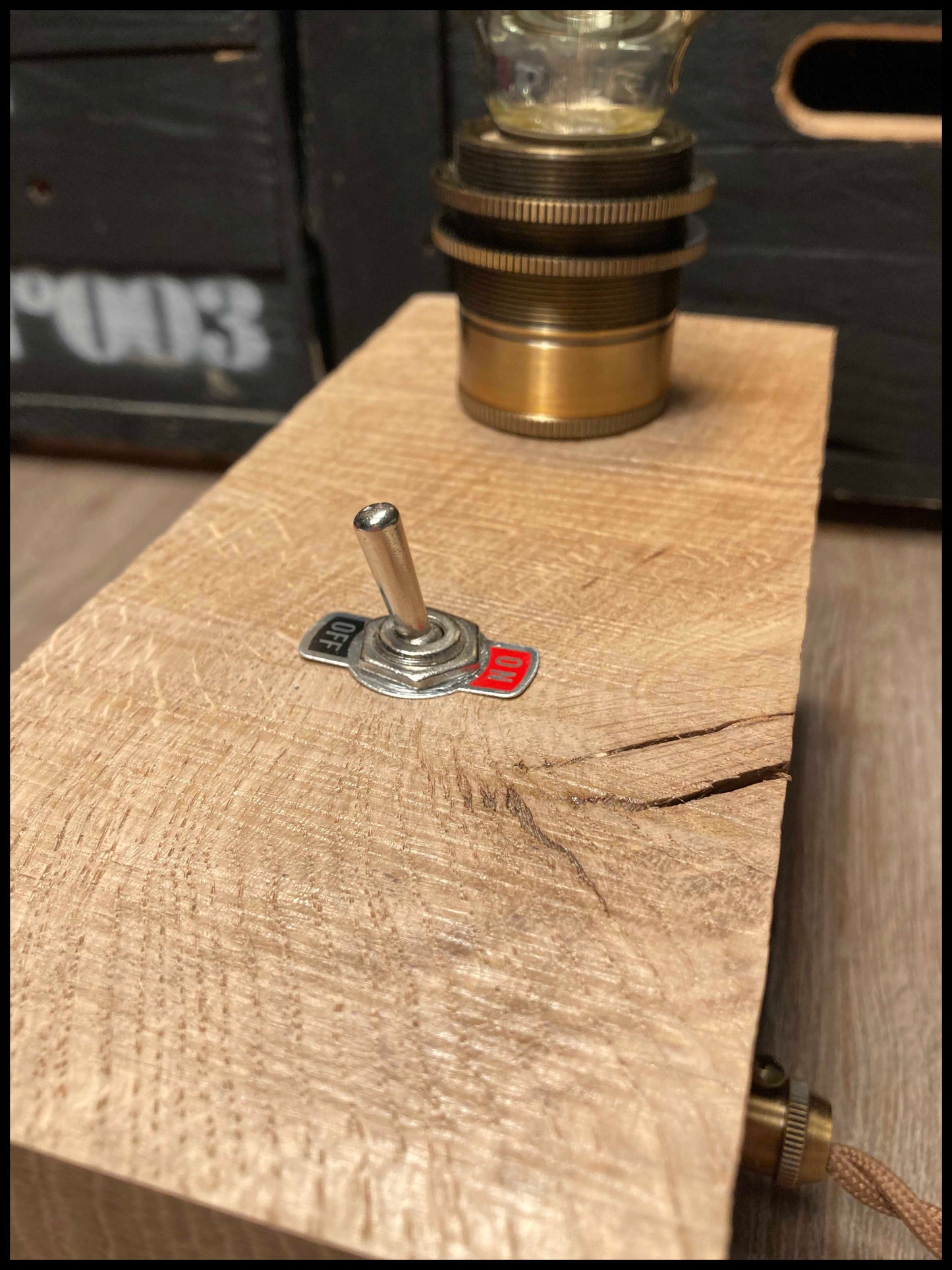 Interrupteur à levier sur lampe Edison en bois de chêne