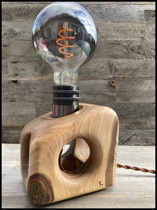 Lampe bois de noyer massif et écorce, vue d’angle