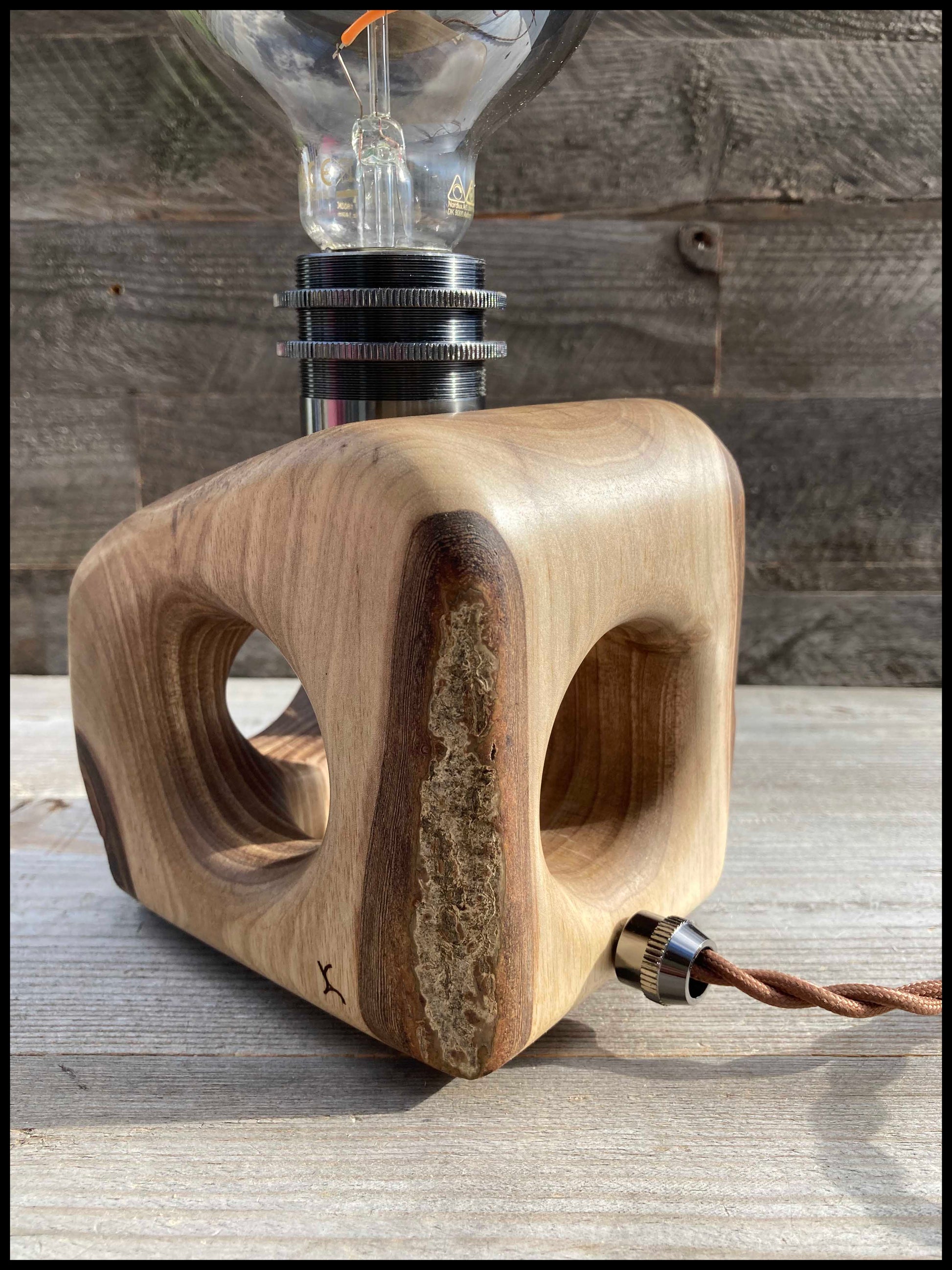 Lampe en noyer massif minimaliste, vue arrière et câble tissé 