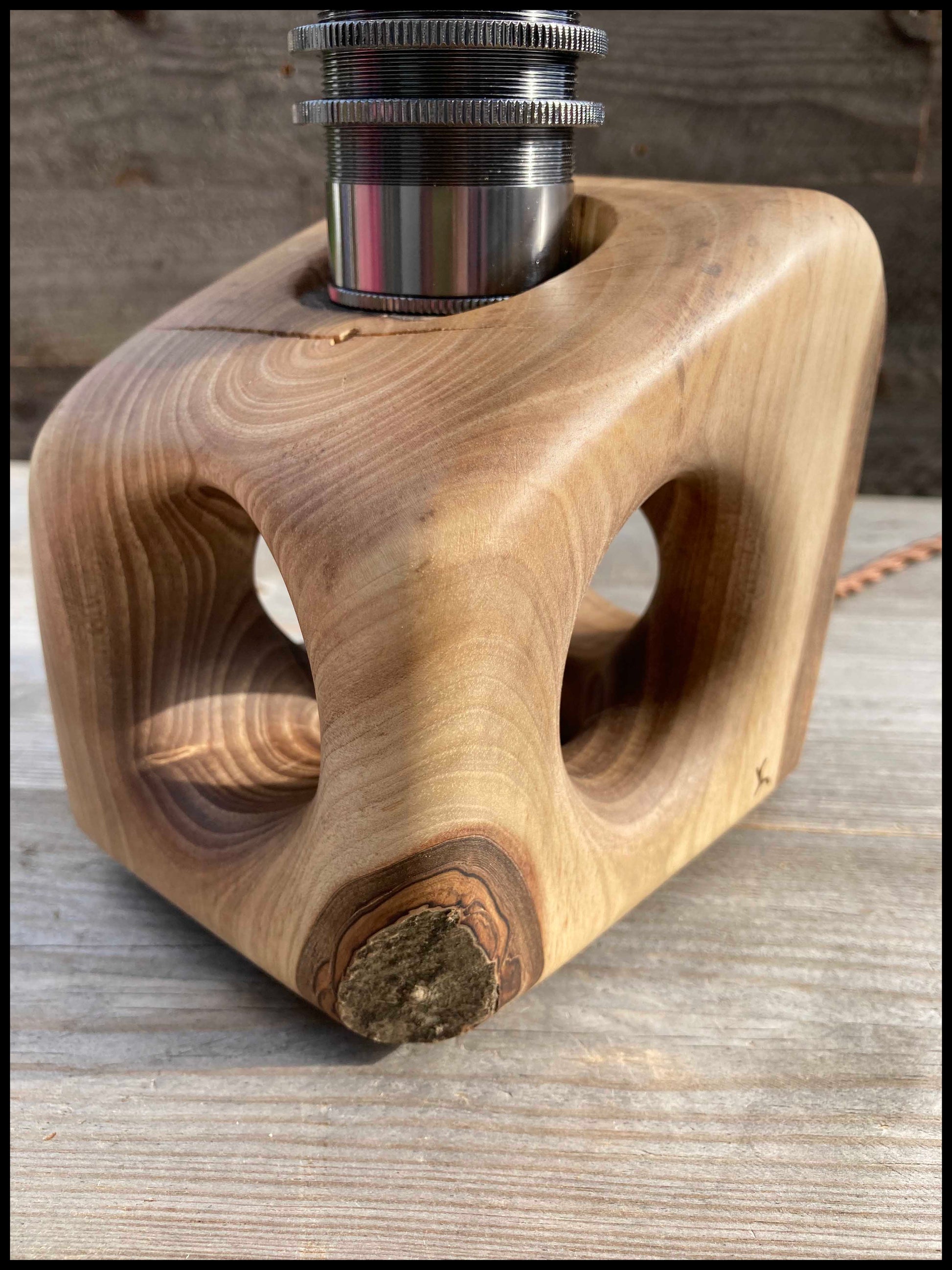 Lampe bois de noyer massif, vue d’angle et intérieur