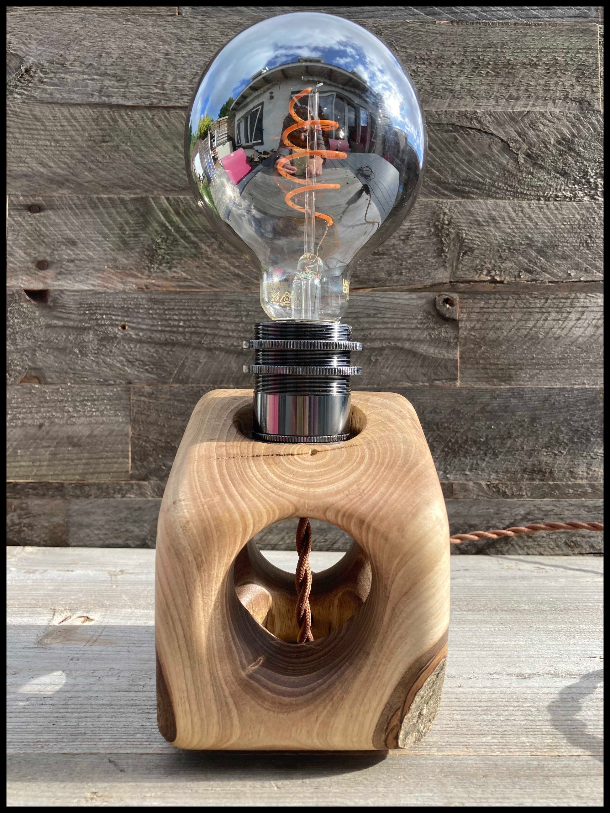 Lampe en noyer massif « organique », vue de face