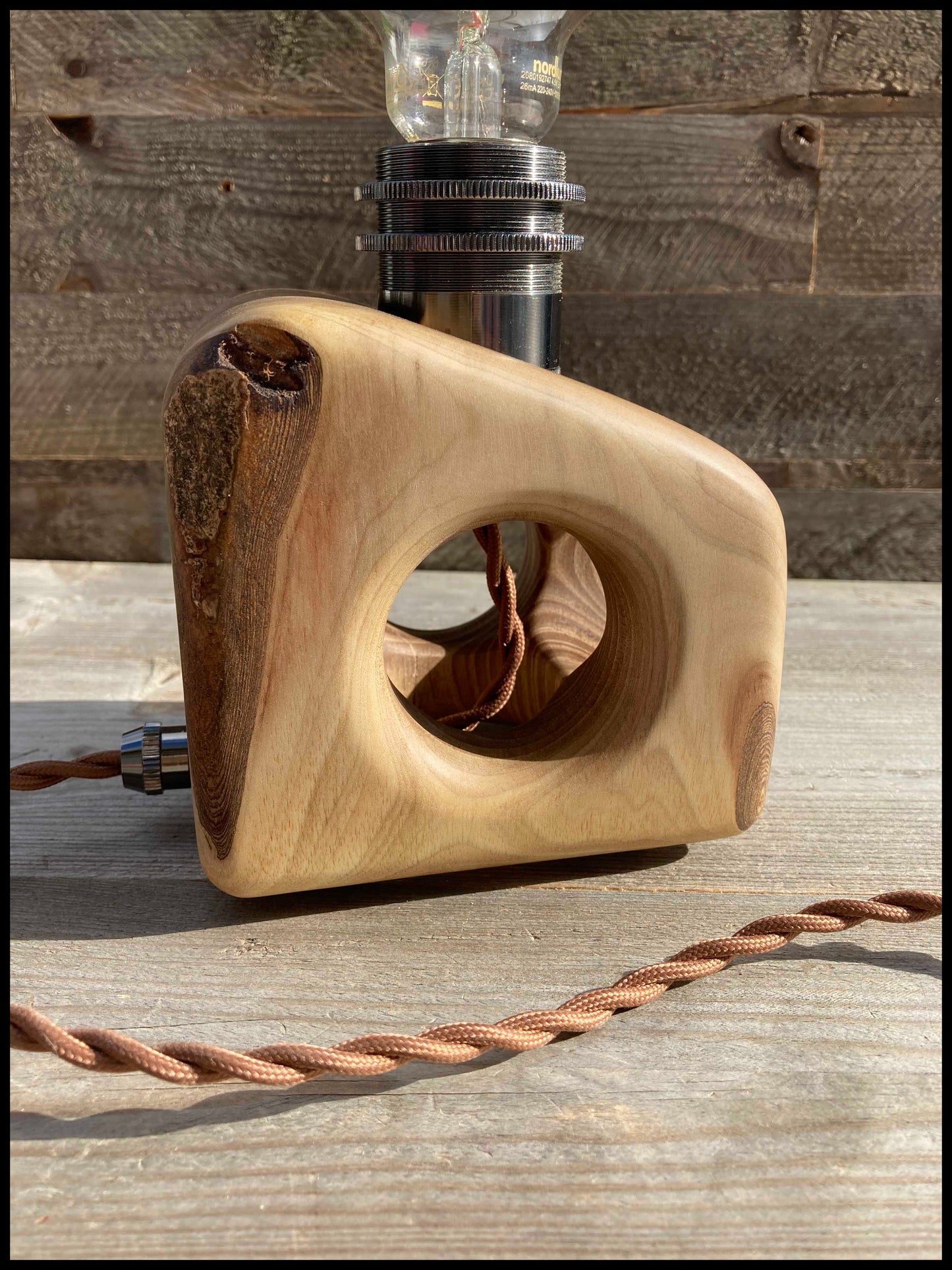 Lampe en noyer massif « organique », vue de profile avec écorce