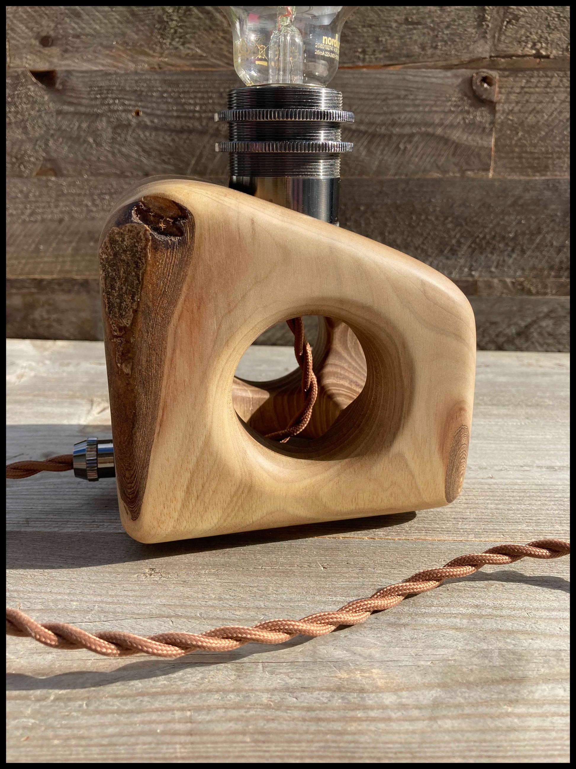 Lampe en noyer massif « organique », vue de profile avec écorce