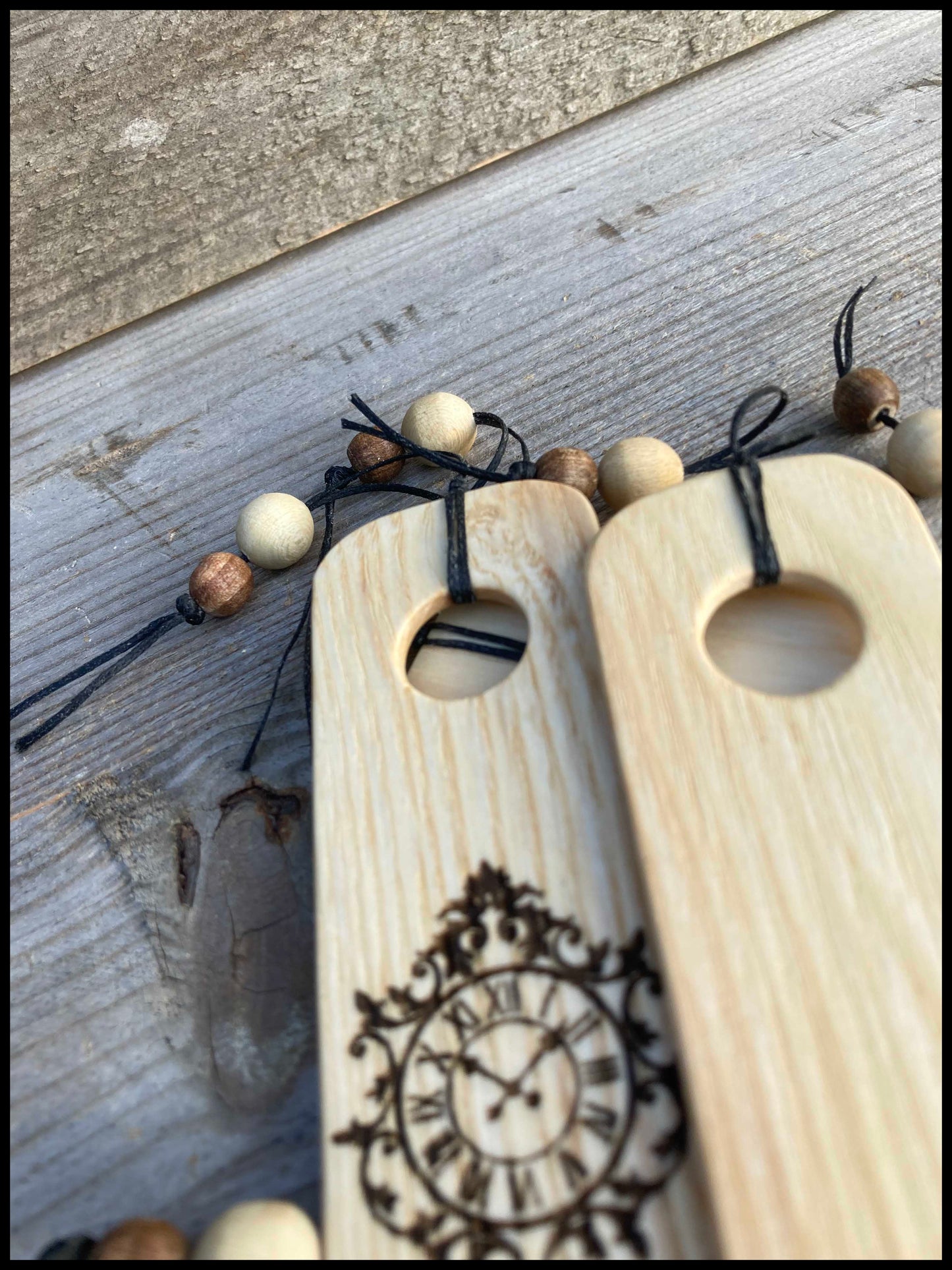 Détail des perles en frêne et oyer