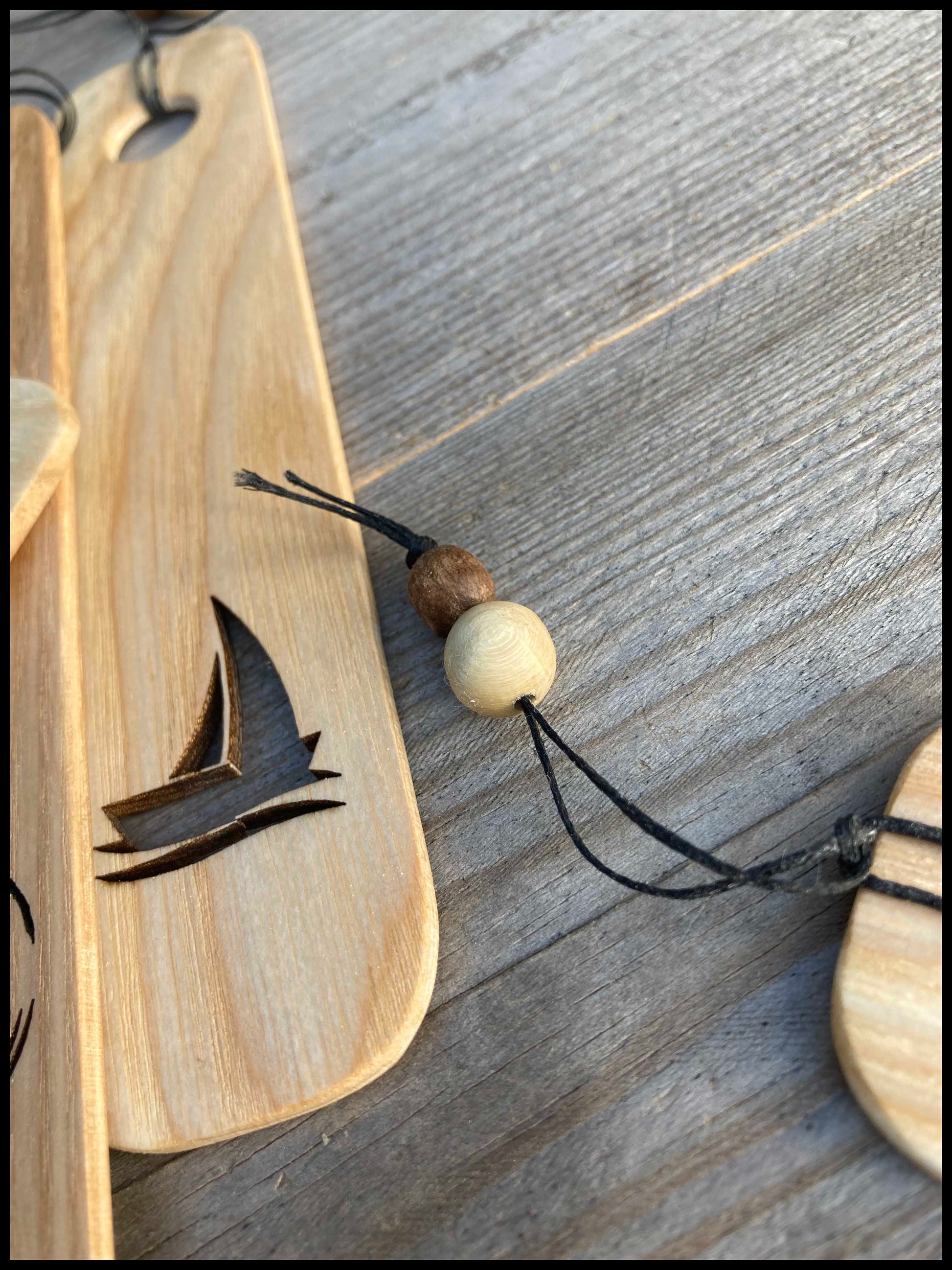 Détail des perles en bois faites maison sur un marque-page en frêne