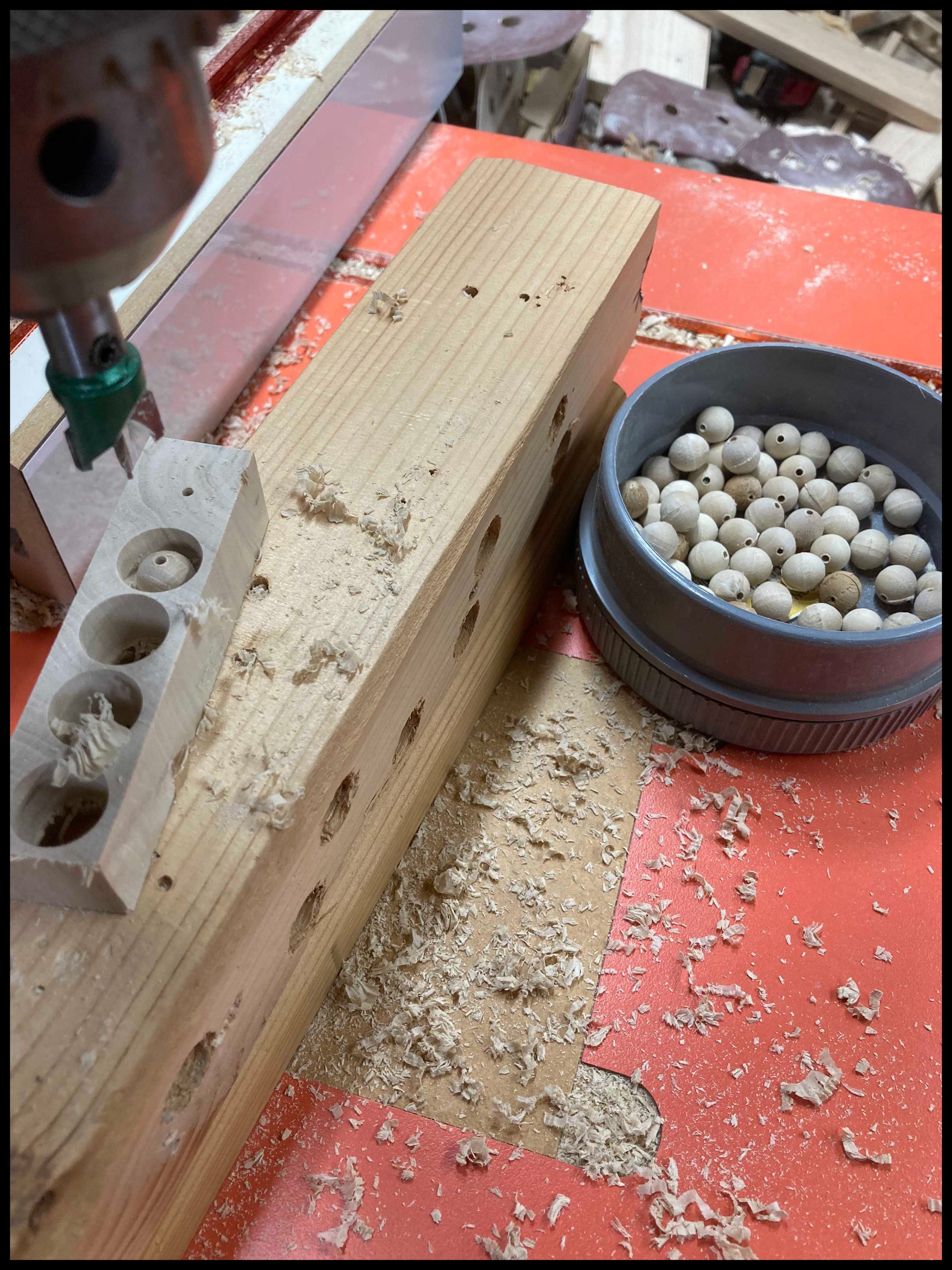 Usinage des perles en bois dans des chutes de l'atelier