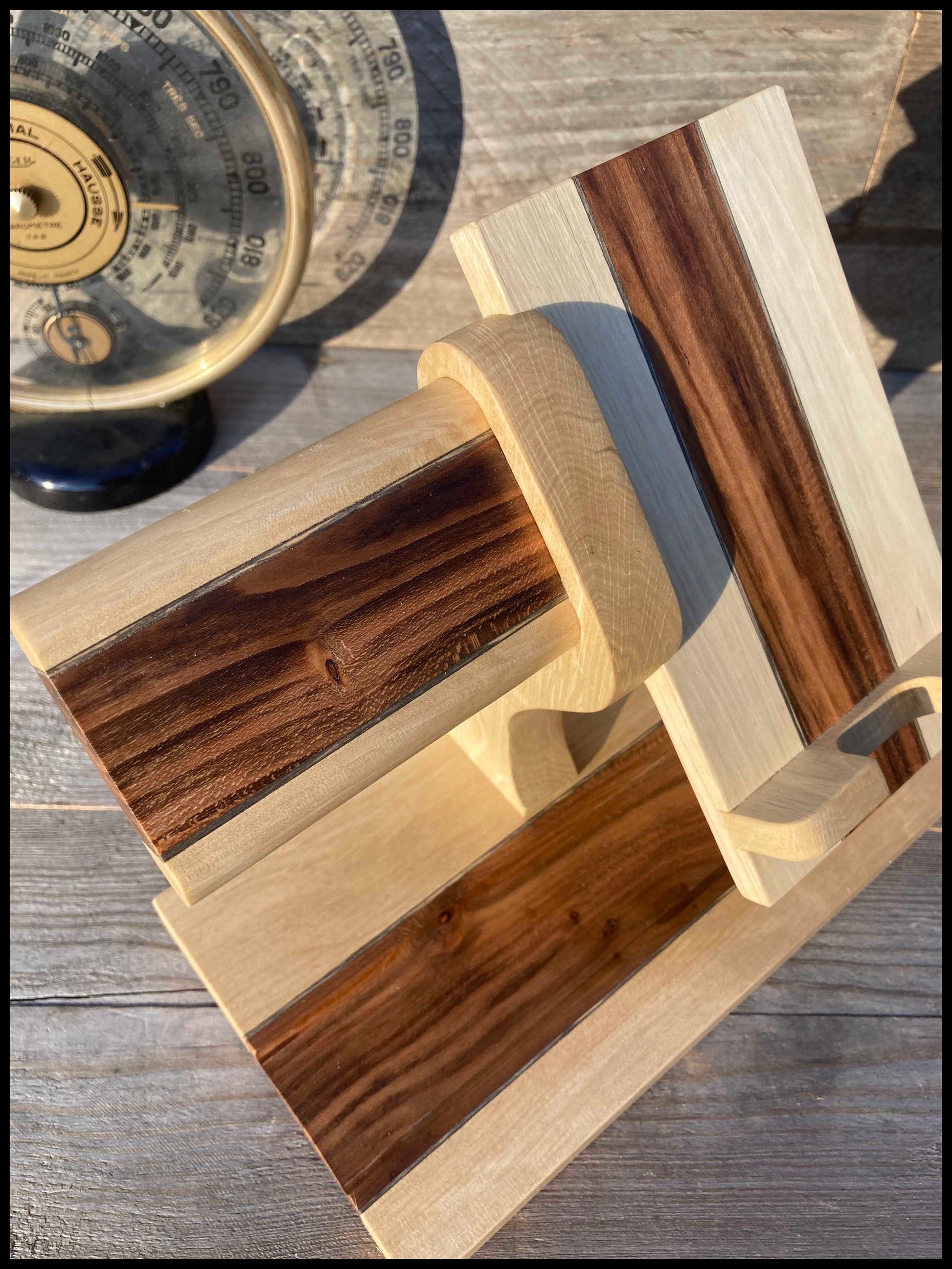 Support téléphone et montre en bois massif, vue d’angle