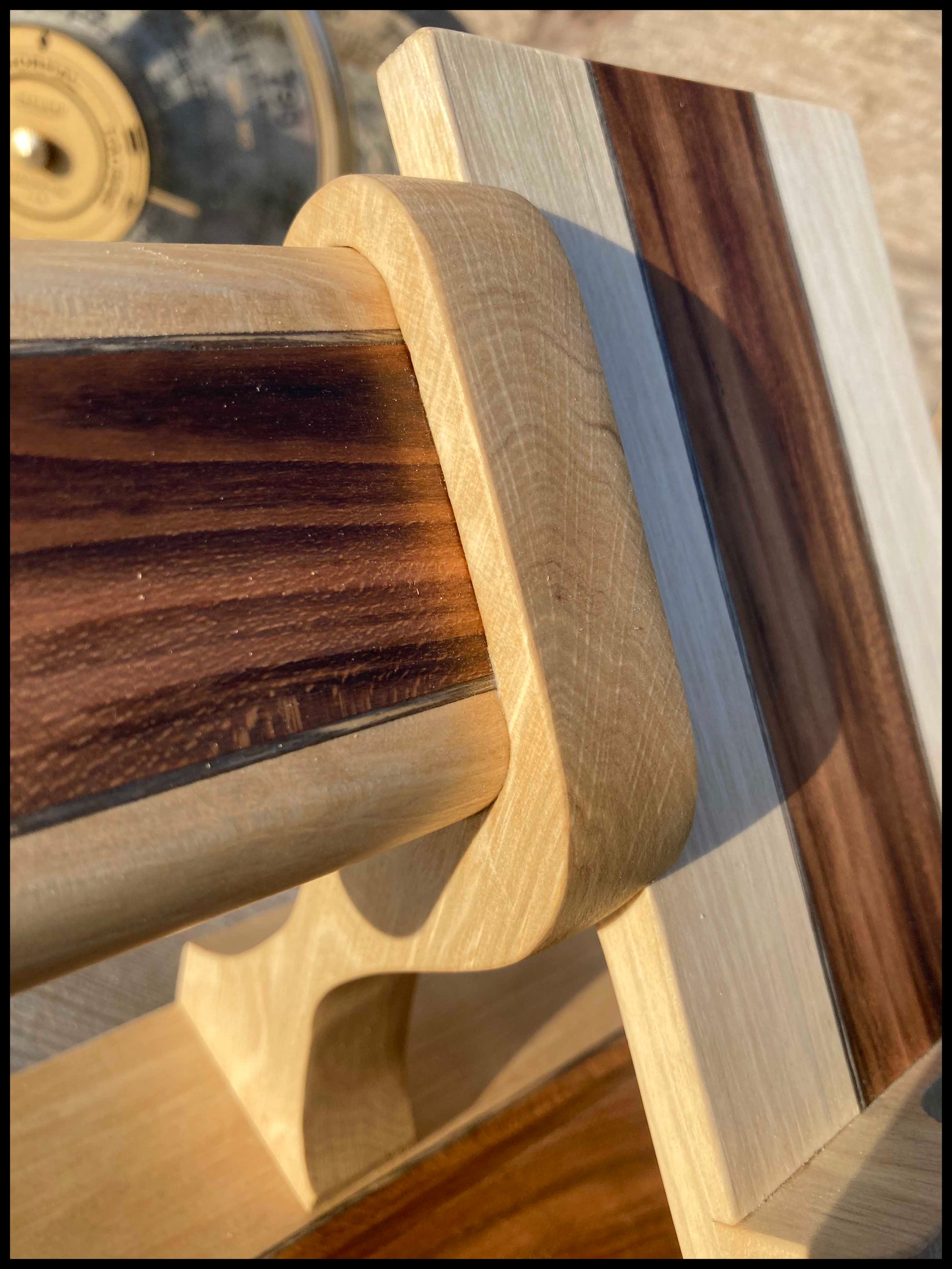 Détail de l'assemblage de la station en bois massif d'aubépine et de charme