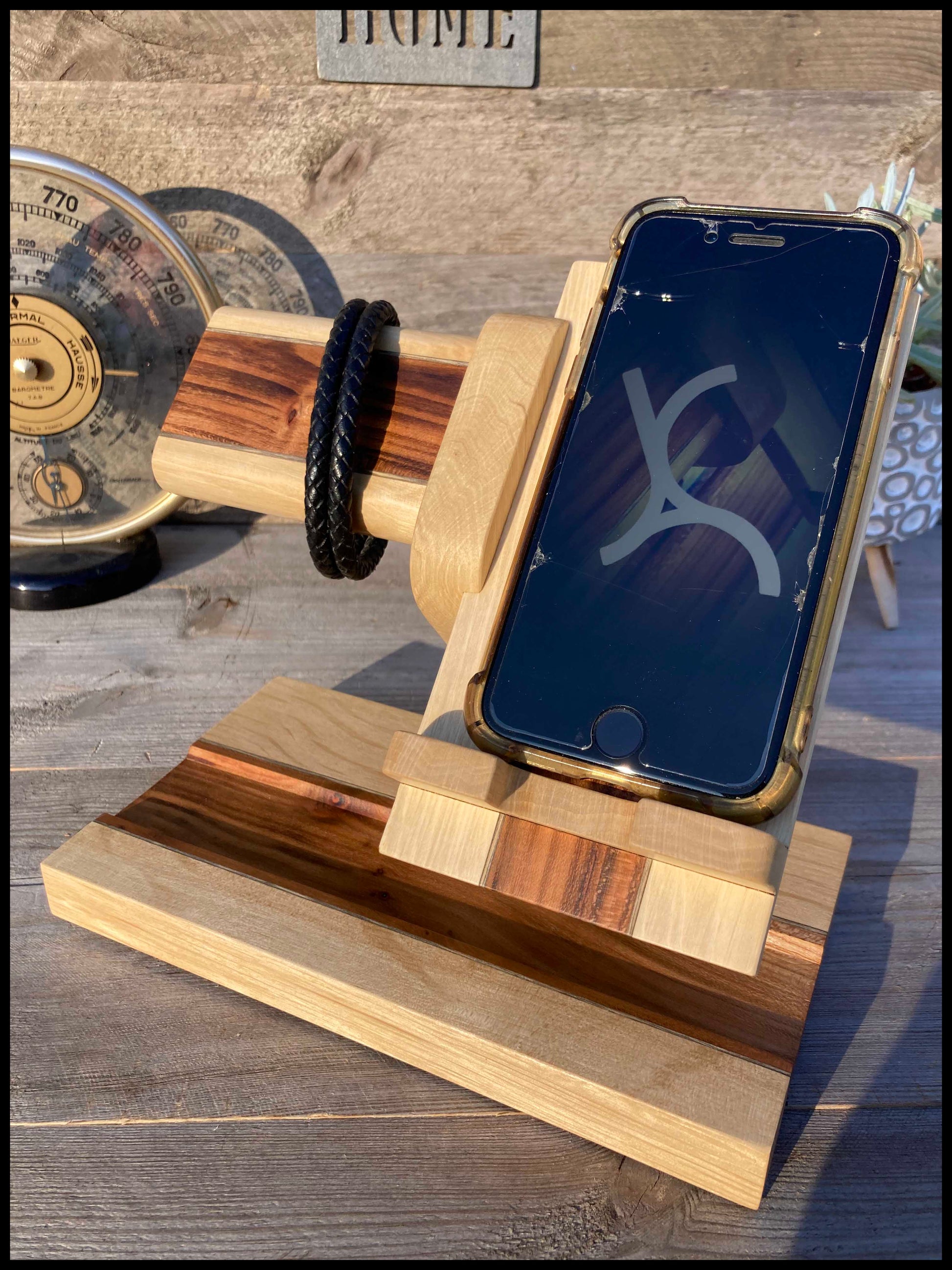 Téléphone posé sur une station en bois massif