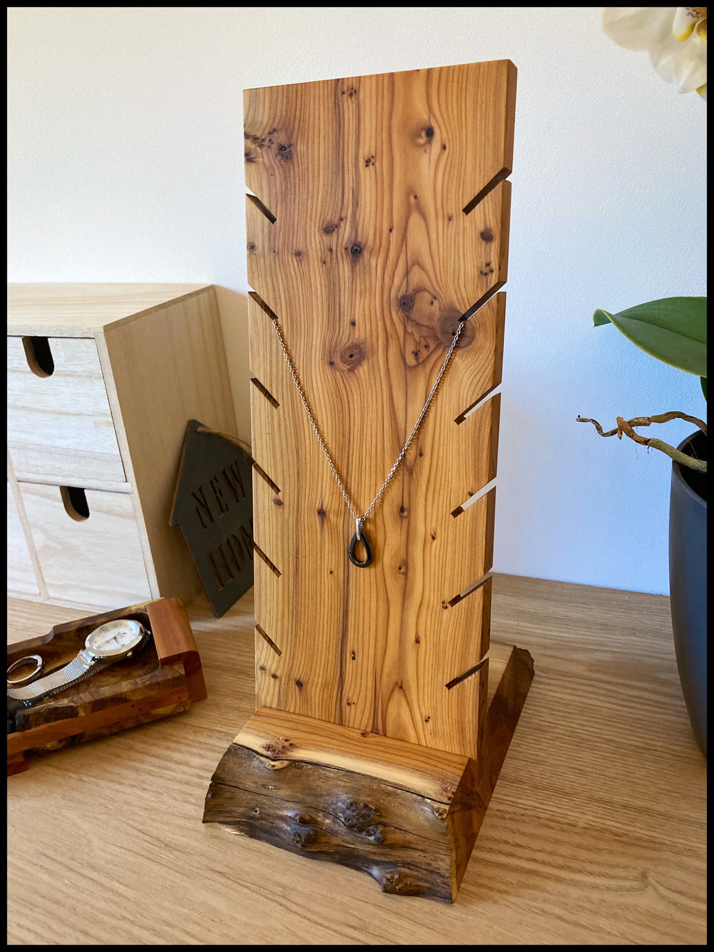 Necklace holder in solid yew wood: a large Ifacollier