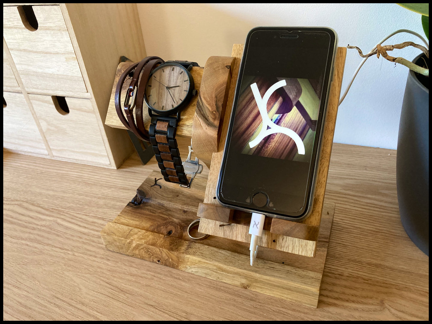 Phone and watch holder in solid walnut wood: the Crazy Combinoyer