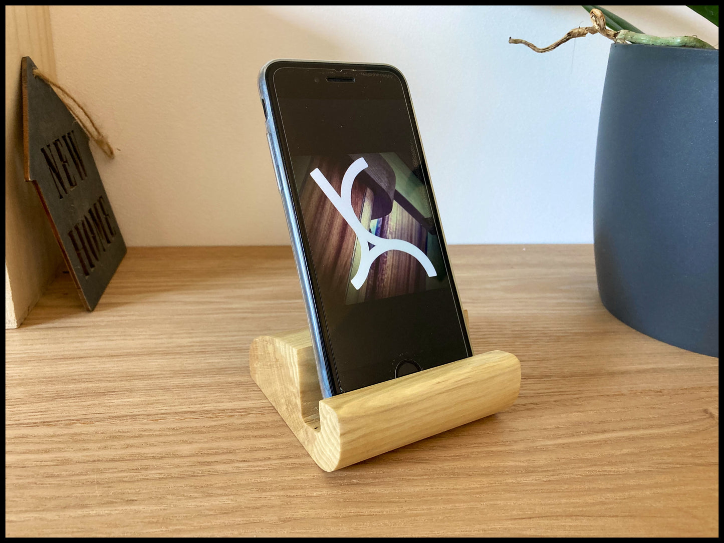 Charming solid wood phone holder: a Telecharme