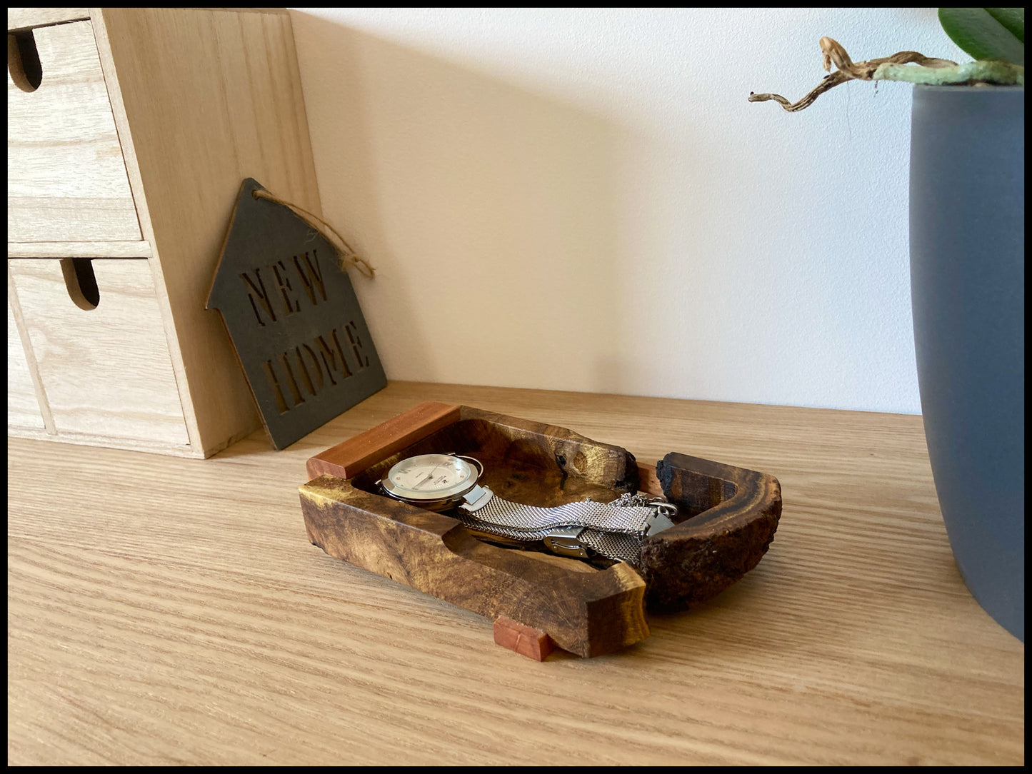 Pocket tray made of laburnum root and apple tree: The rooted Cytipoche