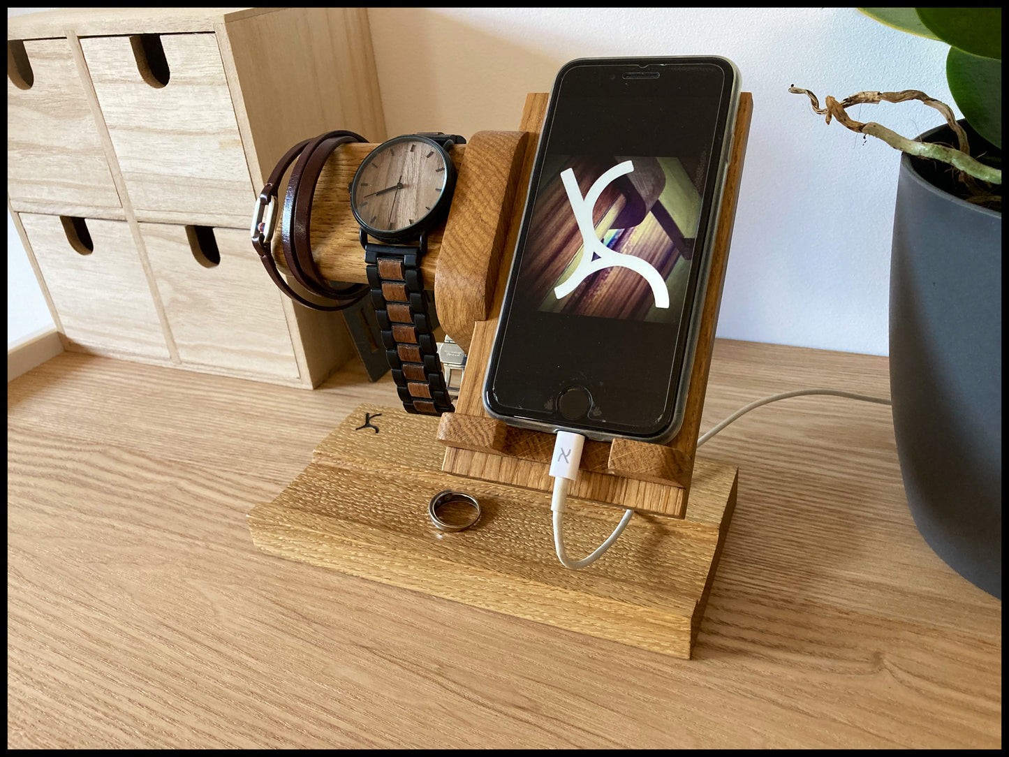 Phone and watch stand in solid oak wood: Le Combichêne