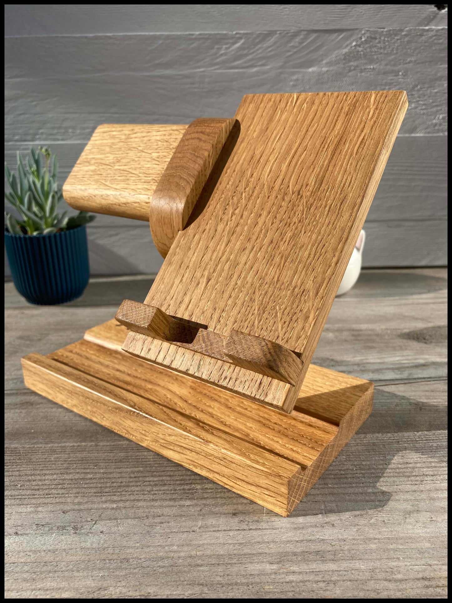 Phone and watch stand in solid oak wood: Le Combichêne