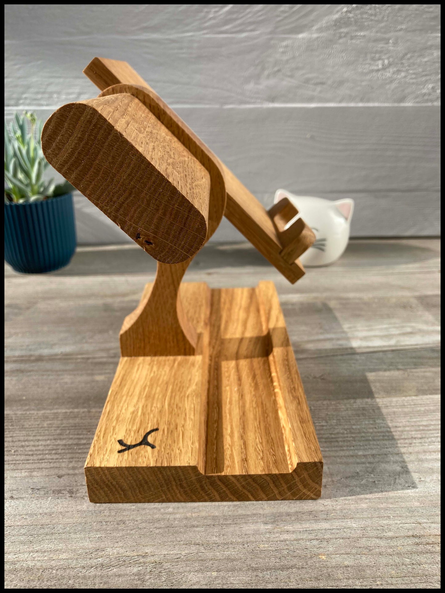 Phone and watch stand in solid oak wood: Le Combichêne