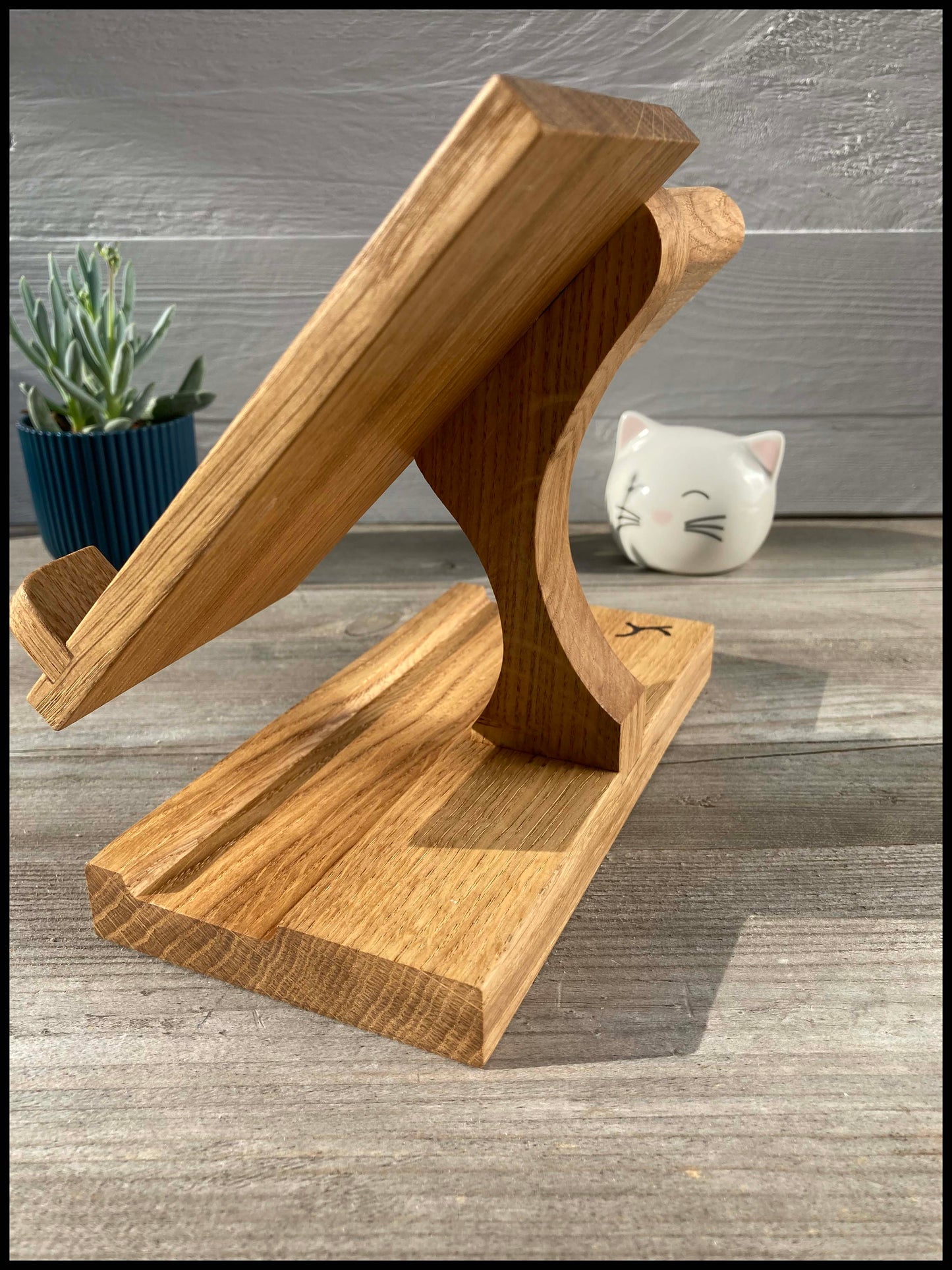 Phone and watch stand in solid oak wood: Le Combichêne