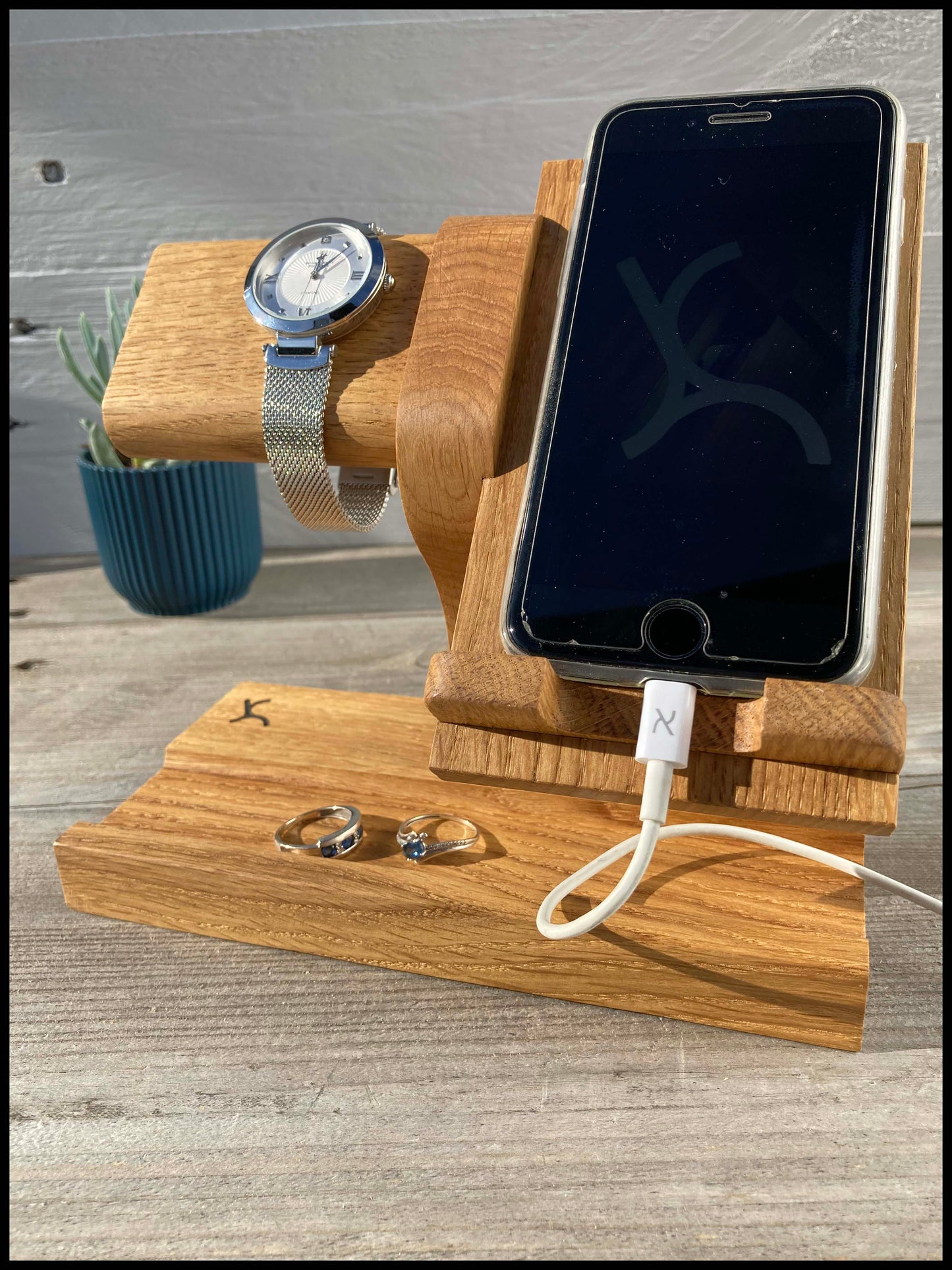 Phone and watch holder in solid oak wood: the customizable Combichêne