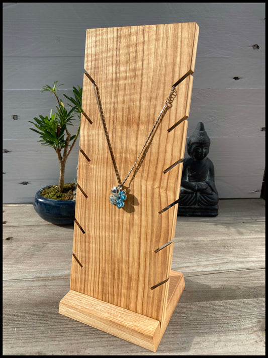 Necklace holder in solid olive ash wood: a large Frênacollier