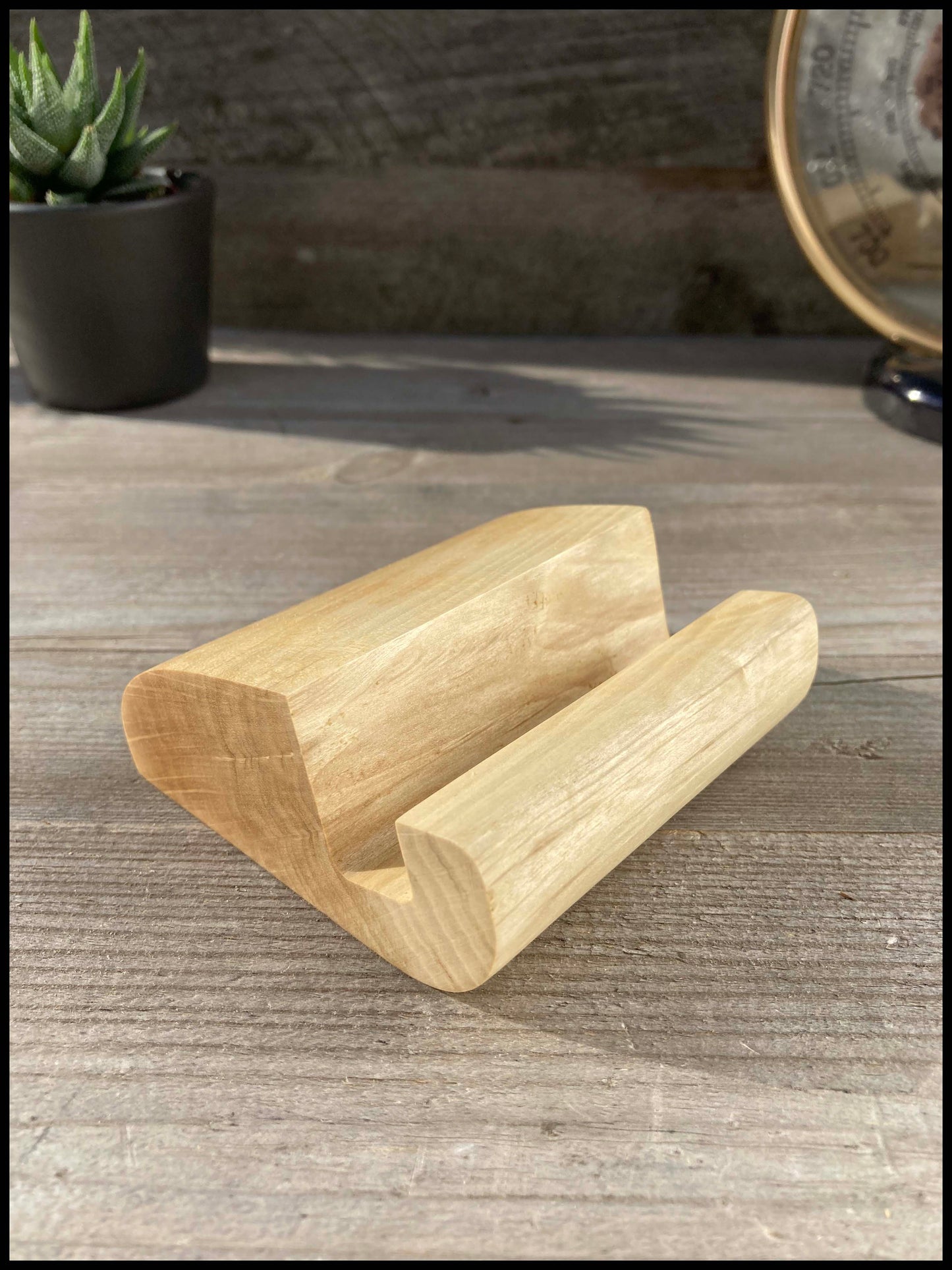 Charming solid wood phone holder: a Telecharme