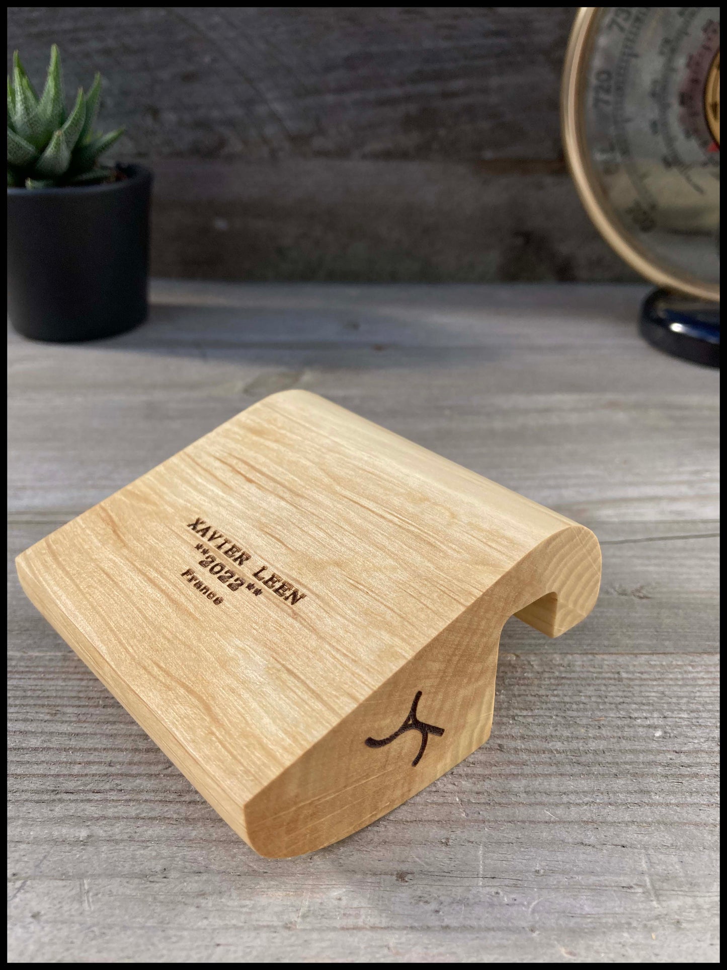 Charming solid wood phone holder: a Telecharme