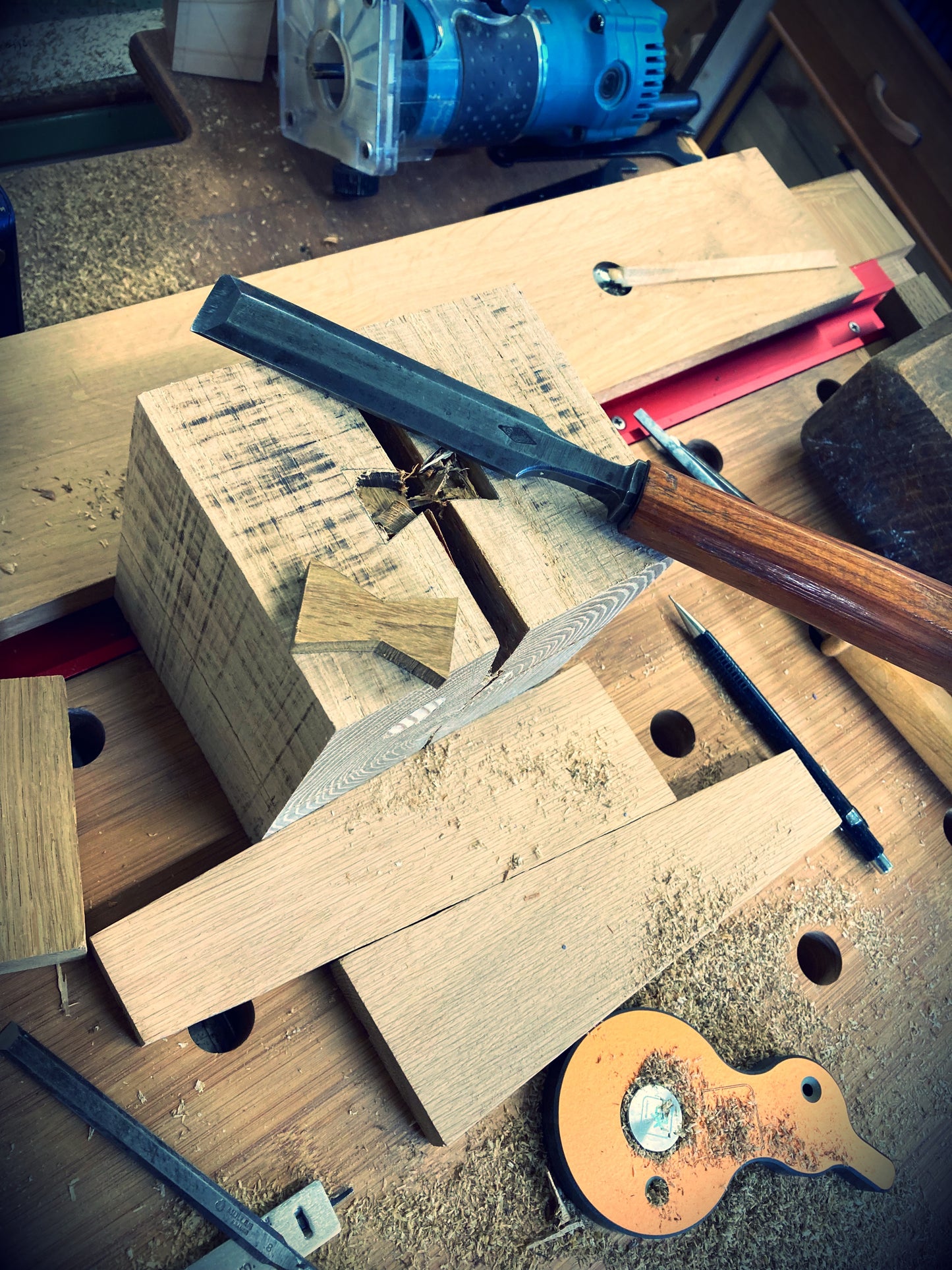 Industrial Edison lamp in solid oak and laburnum keys: the Edison Beam with two keys