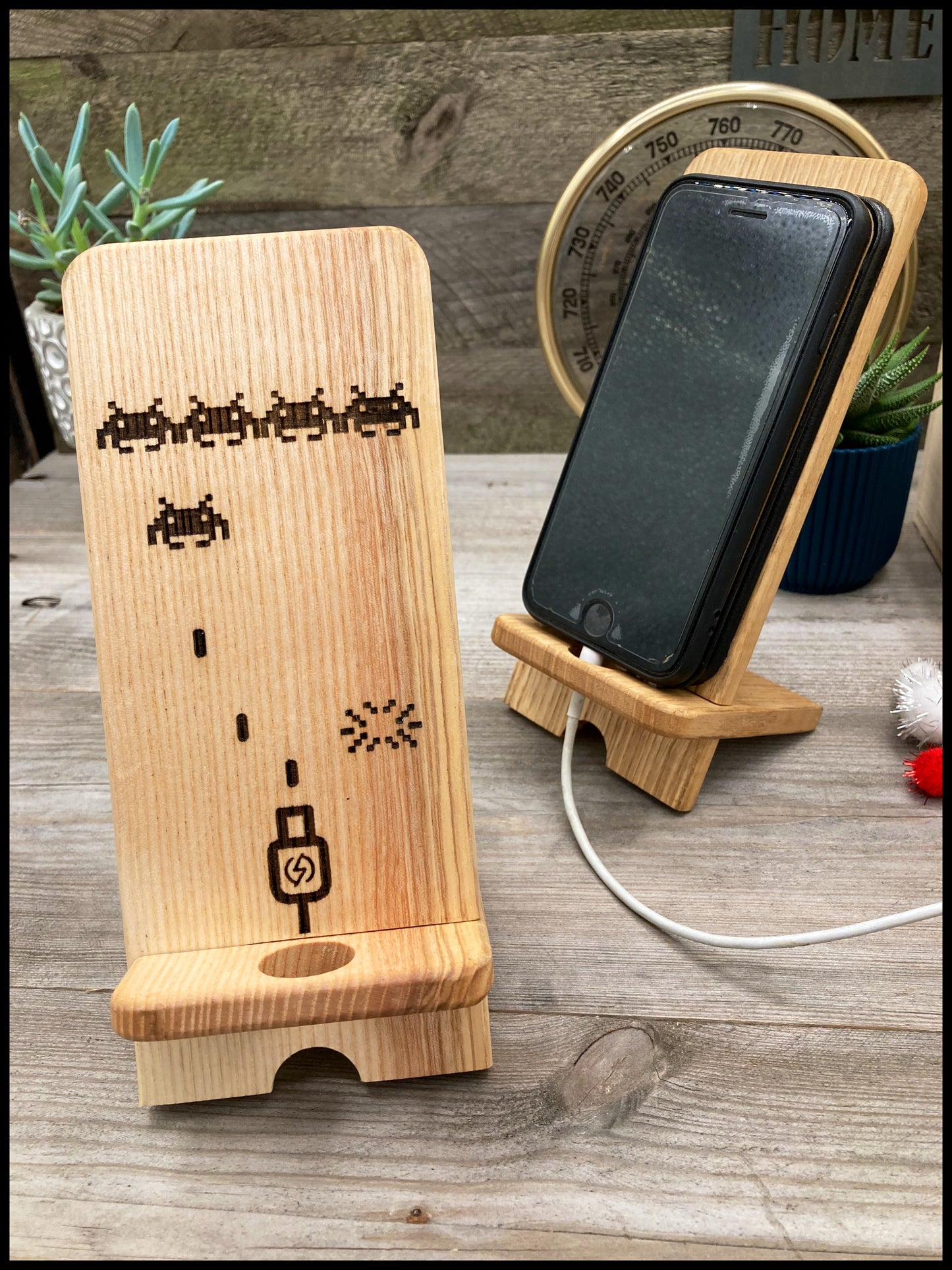 Support de téléphone démontable en bois massif de frêne personnalisable