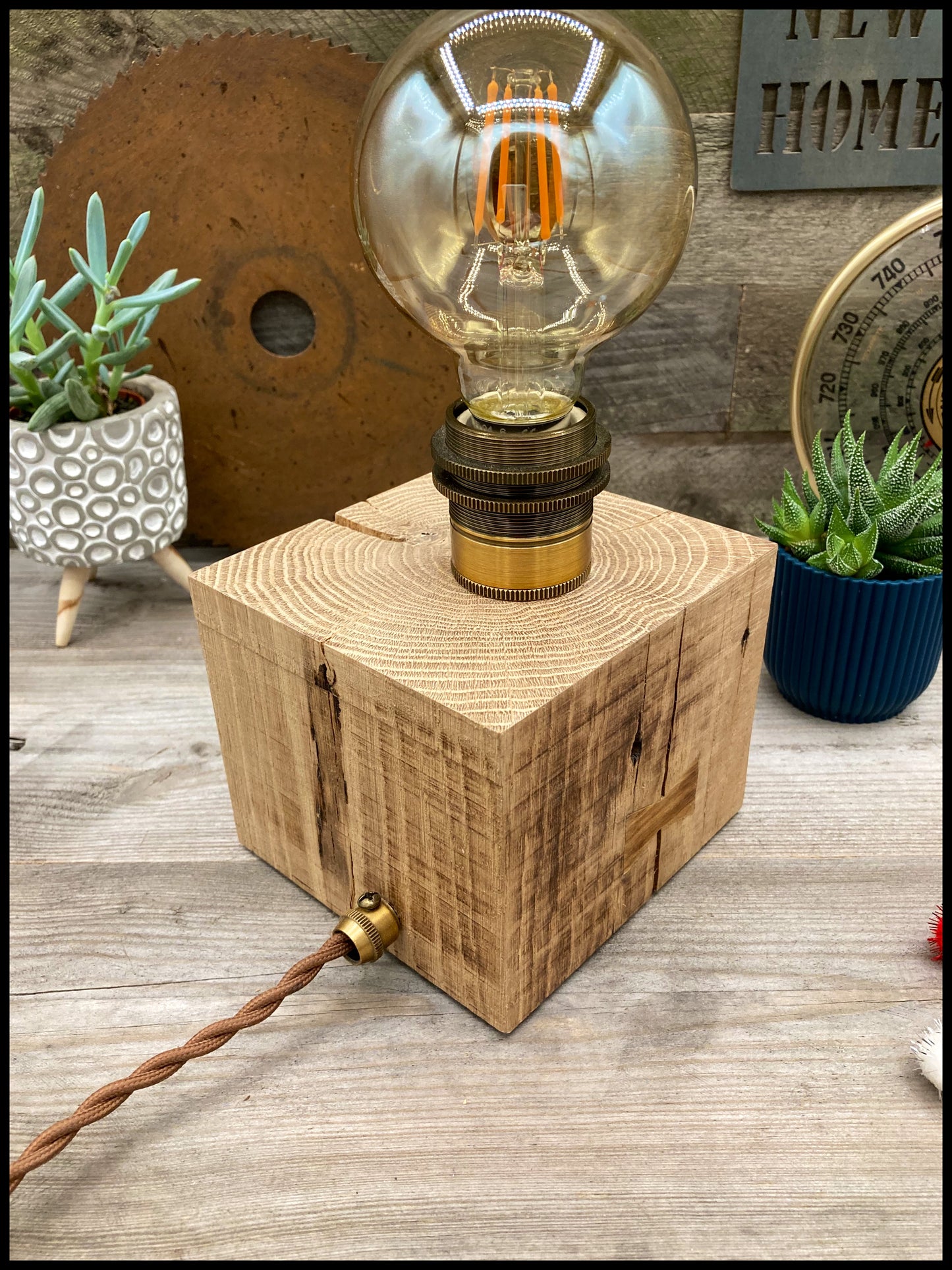 Industrial Edison lamp in solid oak and laburnum keys: the Edison Beam with two keys