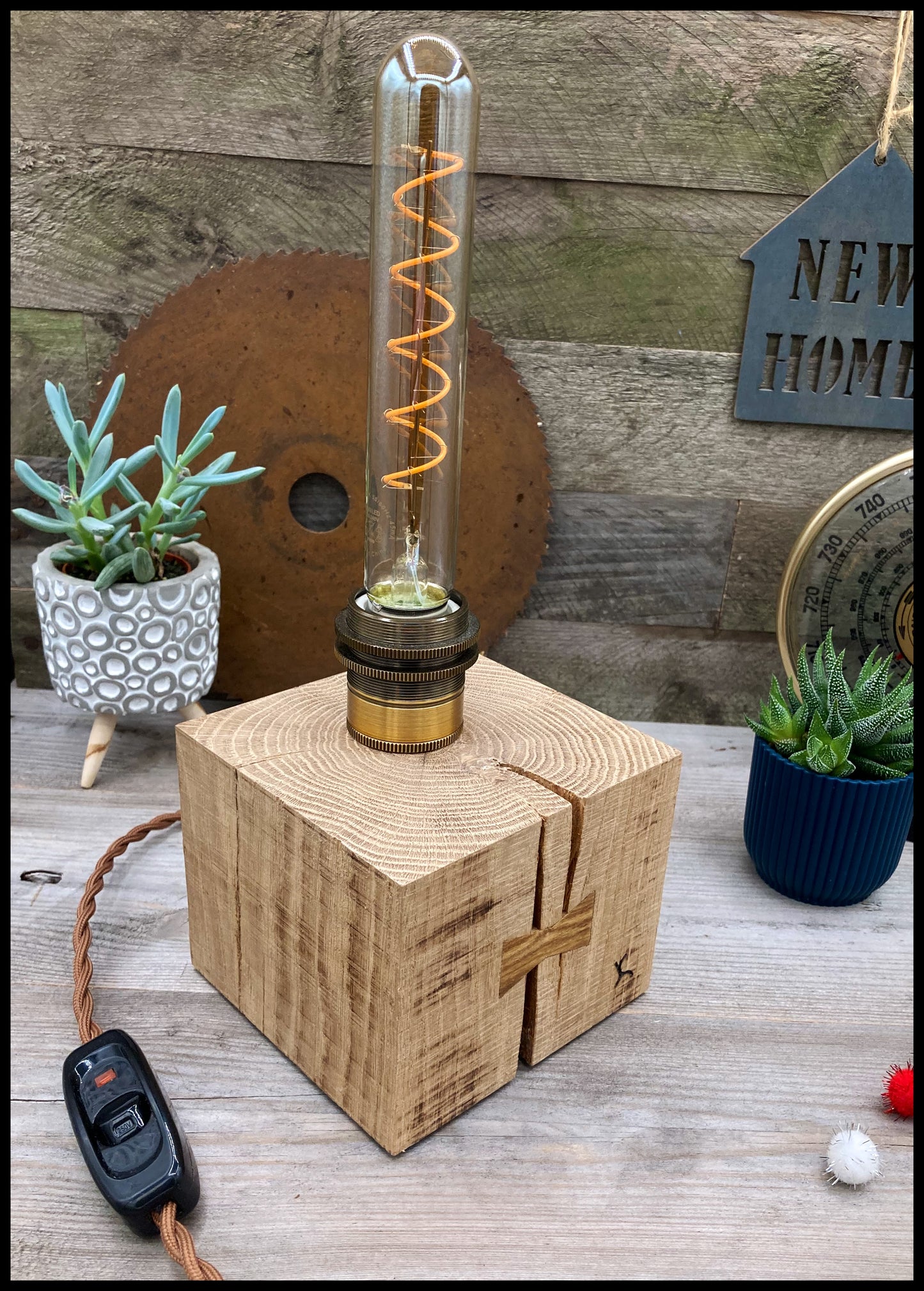 Industrial Edison lamp in solid oak and laburnum keys: the Edison Beam with two keys