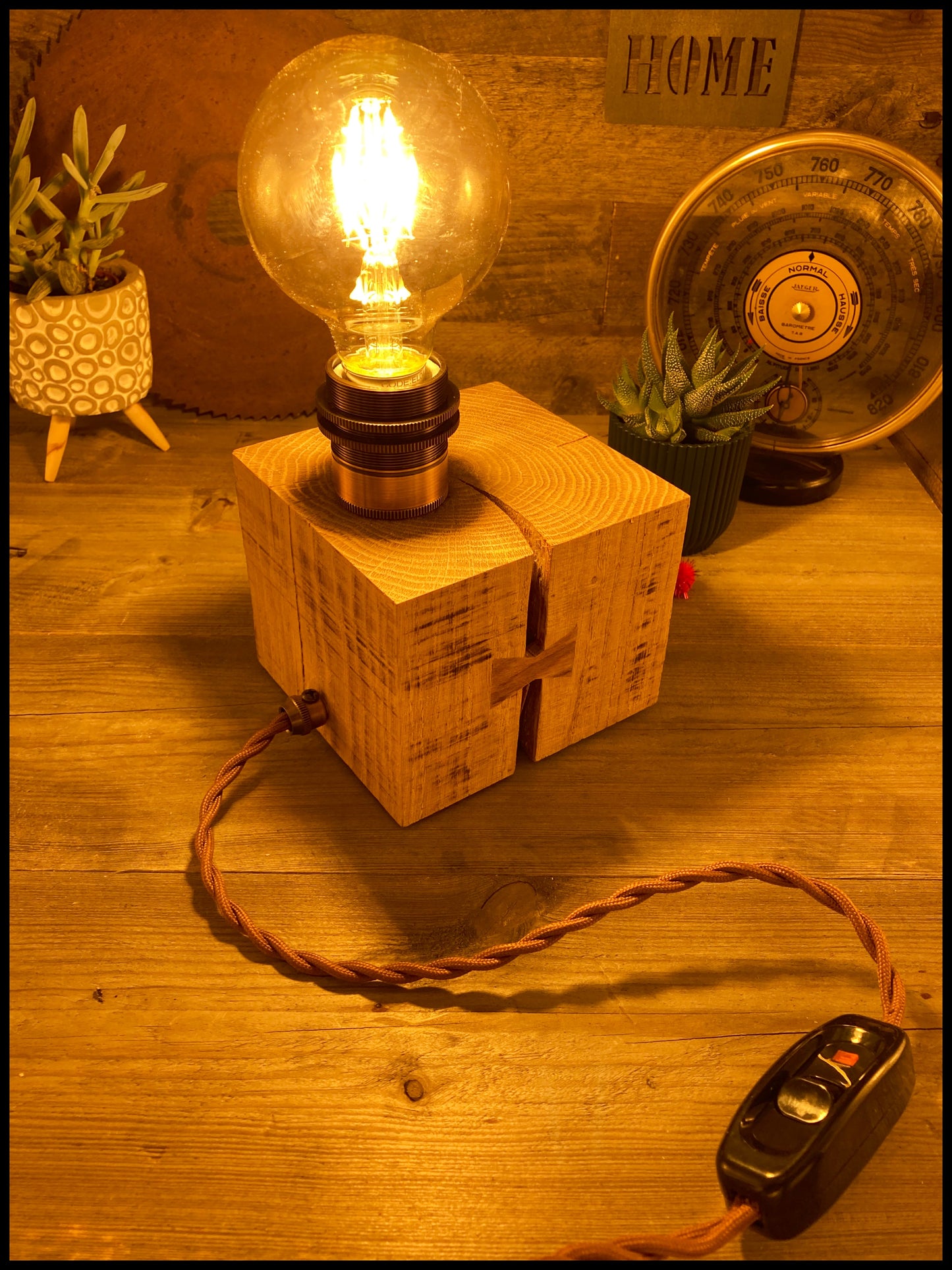 Lampe edison en chêne massif et clés de cytise: la Poutre Edison à deux clés