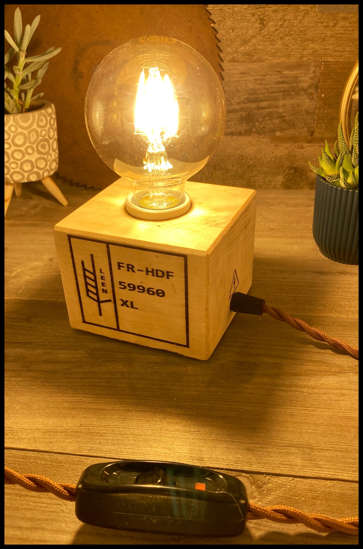 Lampe industrielle en cube de palette: la Palampe