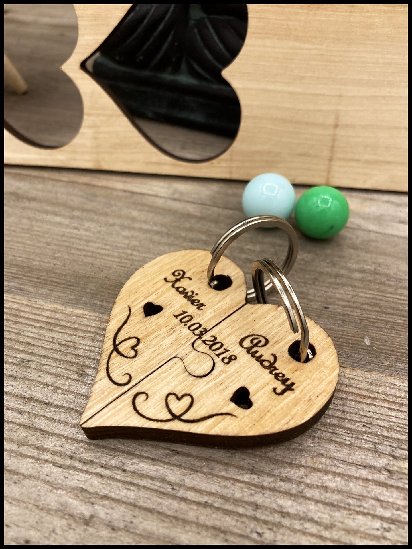 Charming solid wood double keyring: customizable charming hearts