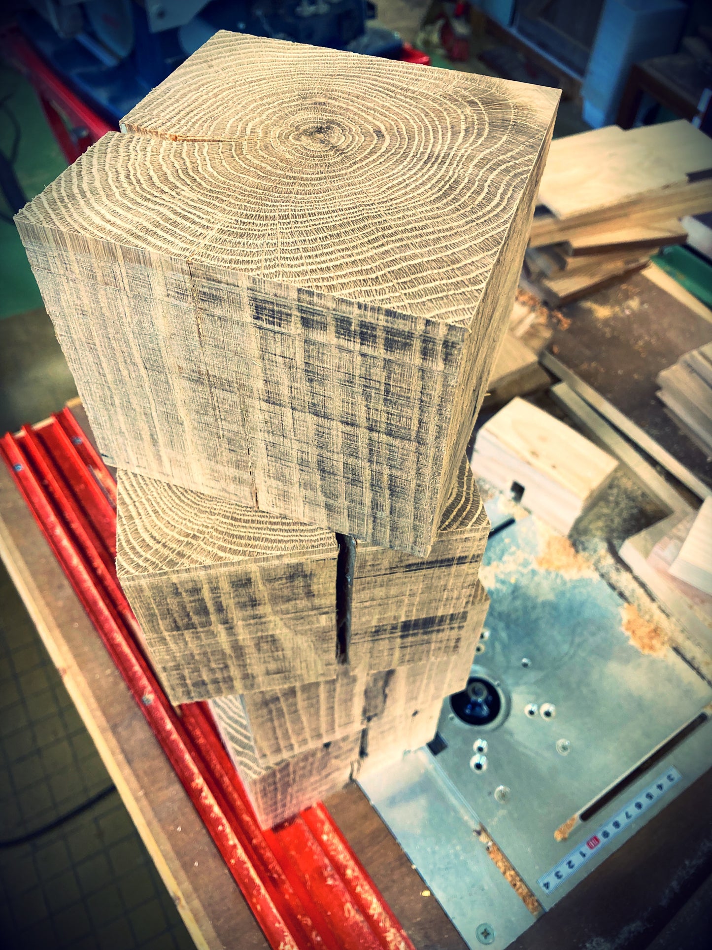 Étape de fabrication d’une lampe en bois massif de chêne avec clés de cytise, les pièces prêtes à être travaillées