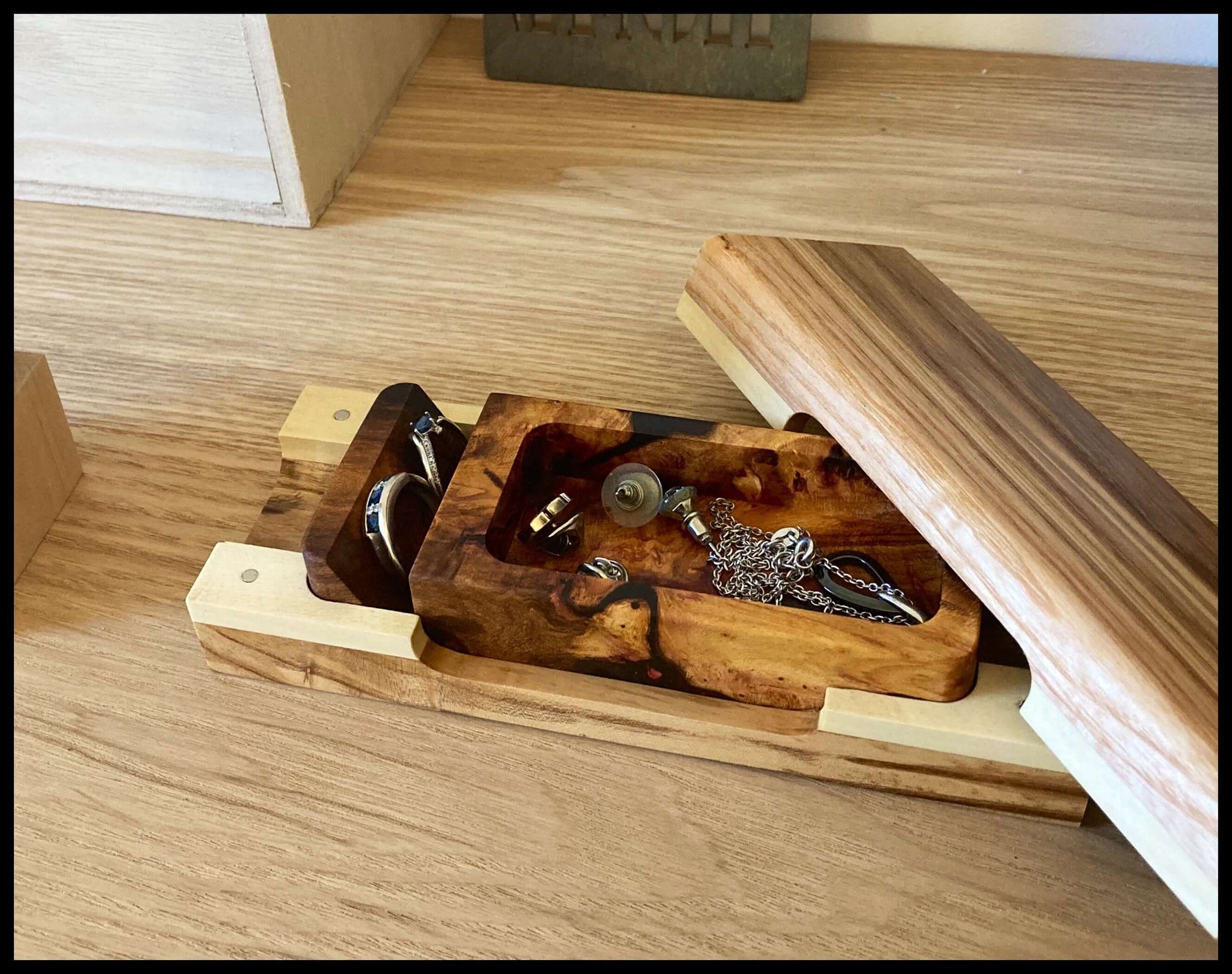 Boîte à bijoux petit format en frêne olivier, houx et racine de pommier stabilisée, contenance