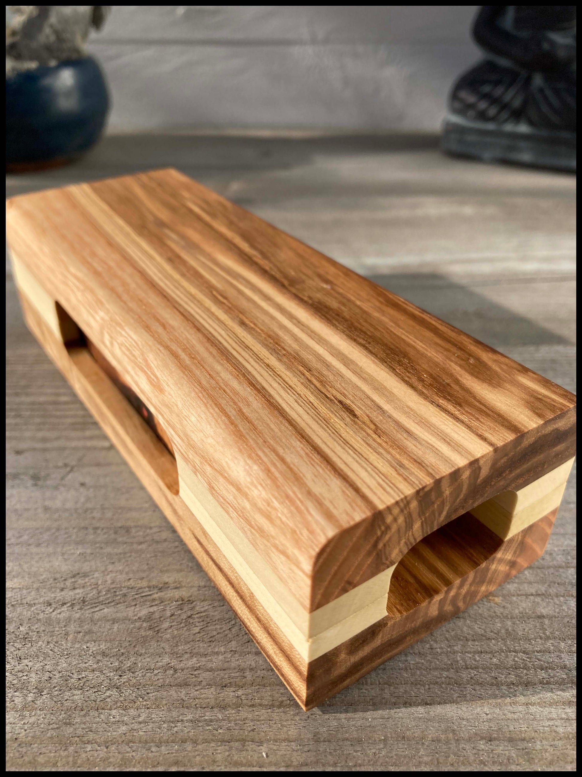 Boîte à bijoux petit format bois massif, vue du dessus, frêne olivier et houx  