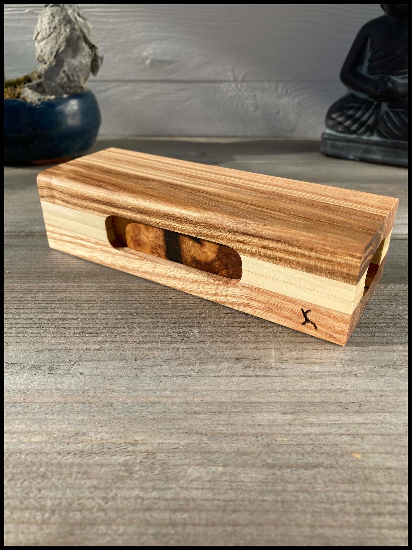Boîte à bijoux petit format en bois massif de frêne olivier, houx et racine de pommier stabilisée, vue de face