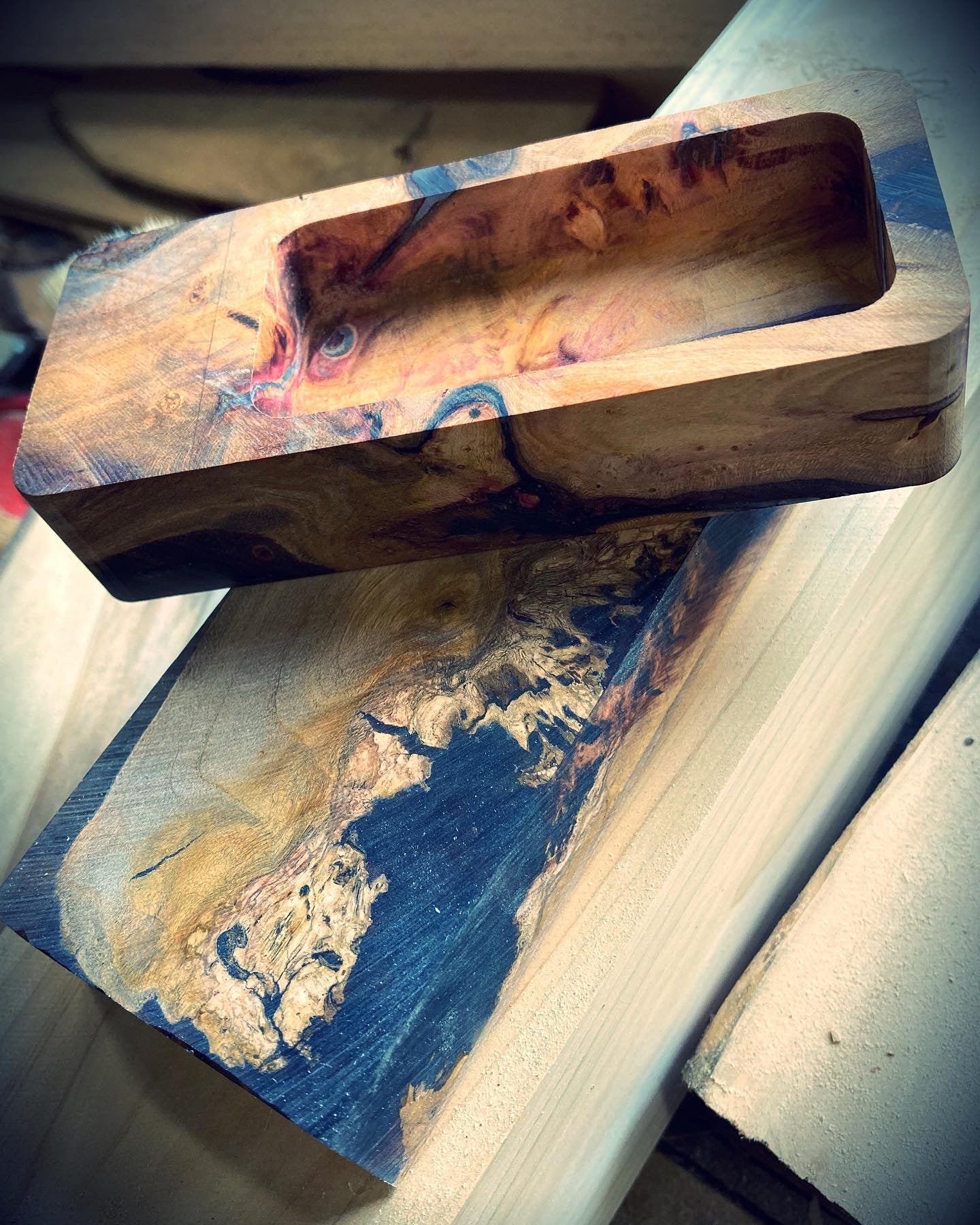 racine de pommier stabilisée à la résine epoxy pour garnir l'interieur d'une petite boîre à bijoux en frêne olivier et en houx