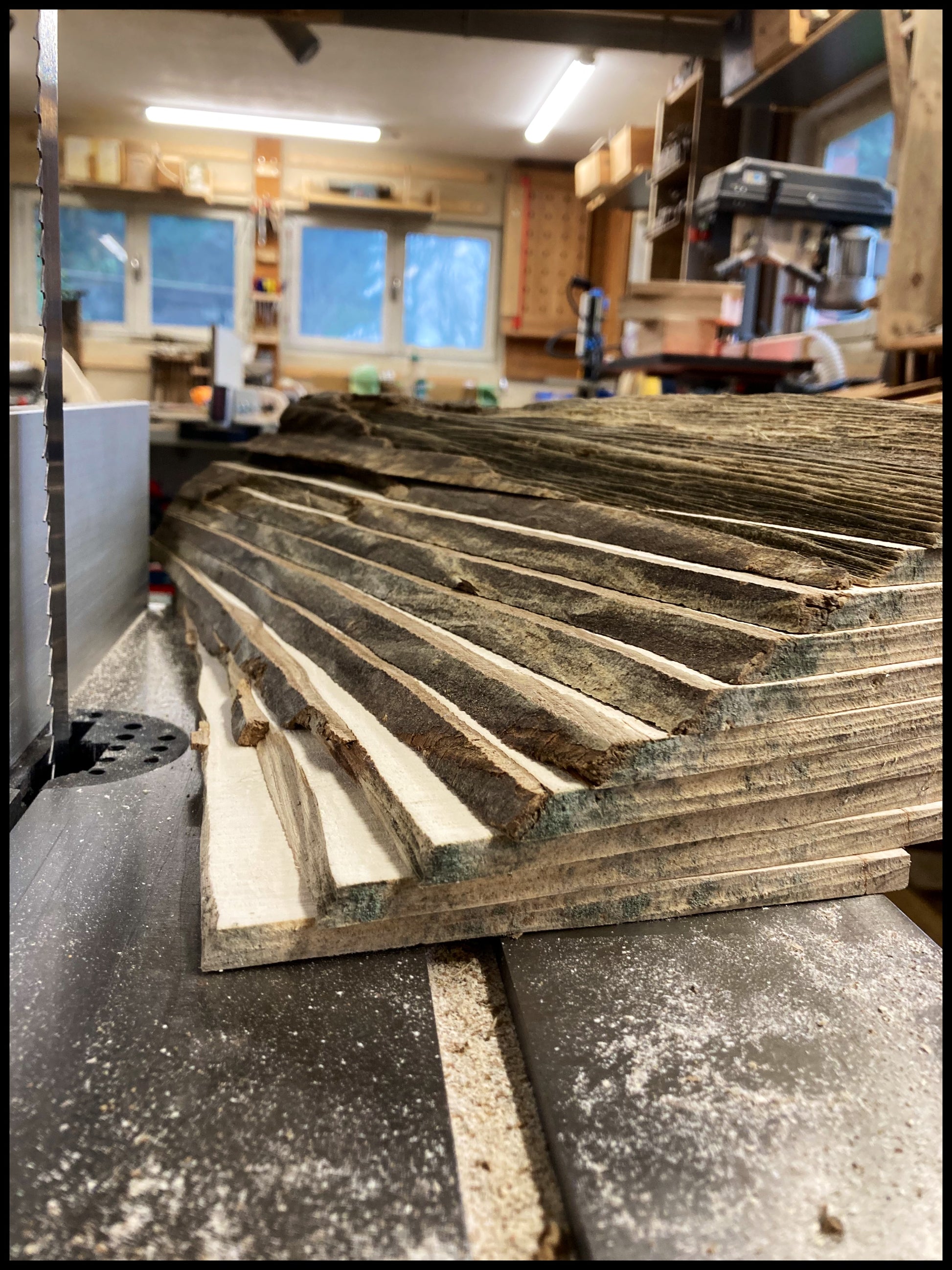 Fabrication de porte-clés puzzle en bois massif de charme dans l’atelier